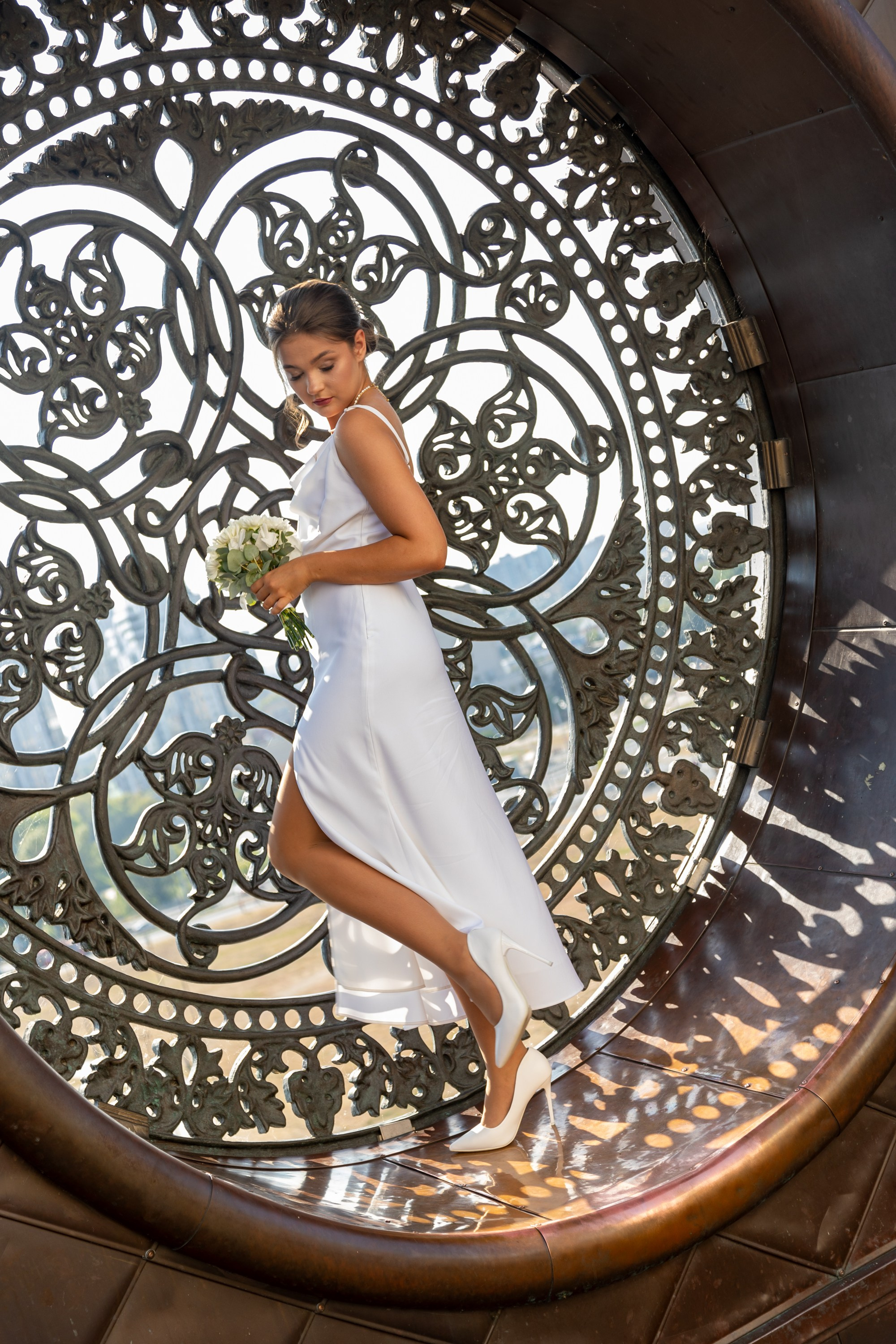 Свадебная фотография невеста в окне резном Казань чаша Кемерово свадебная фотография