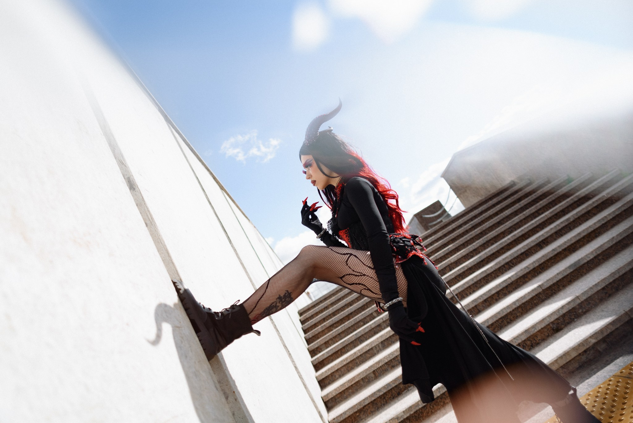 Художественная фотосессия в стиле темного фэнтези, Тюмень. Образ демона Саймары на фоне индустриальной архитектуры