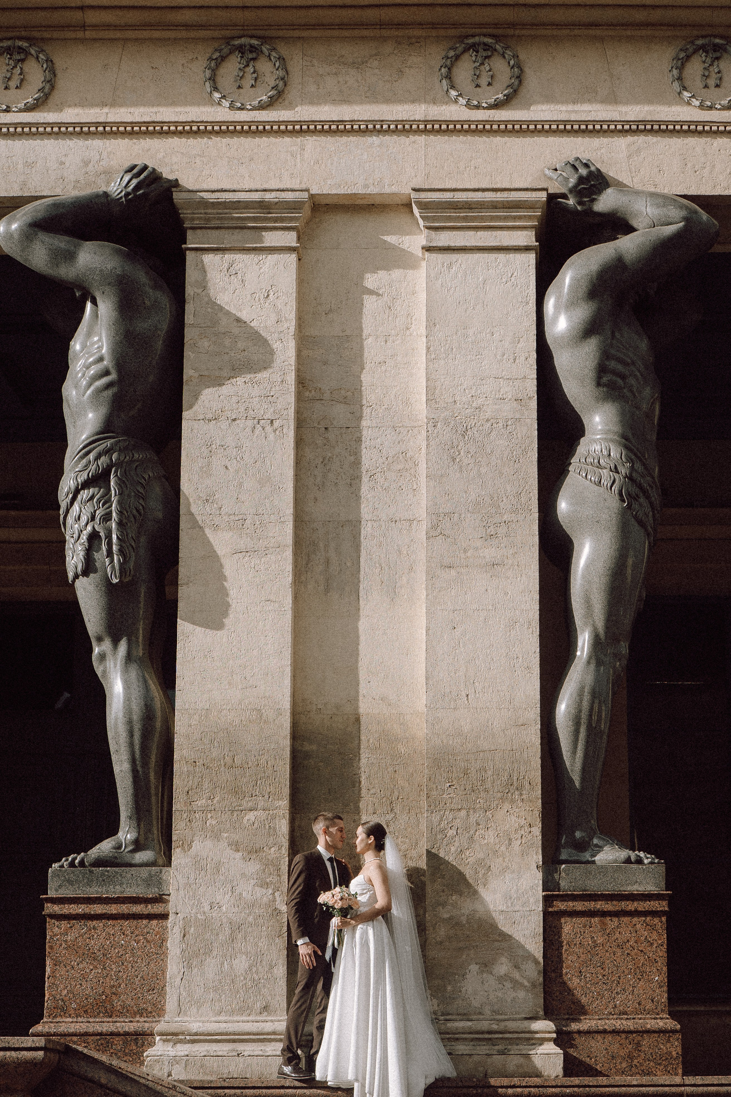 СВАДЕБНАЯ ПРОГУЛКА В САНТК-ПЕТЕРБУРГЕ (ИСАКИЕВСКИЙ СОБОР, ЗИМНЯЯ КАНАВКА, ЭРМИТАЖ И БОЛЬШАЯ МОРСКАЯ УЛИЦА). Профессиональный фотограф, Санкт-Петербург — Виктория Богомолова