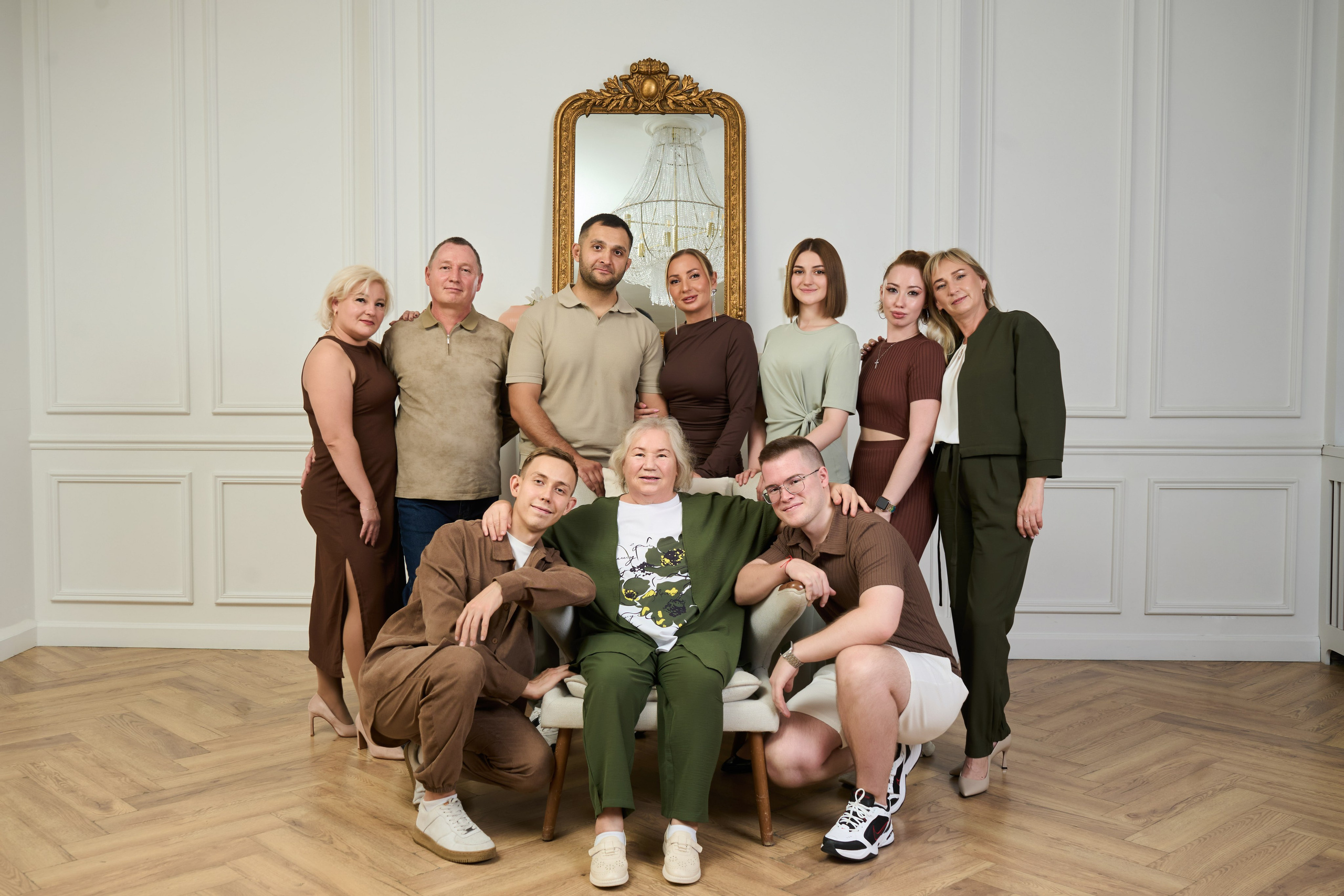 Портретная съемка большой семьи с искусственным светом в студии. Фотограф Екатеринбург Кокшарова Александра