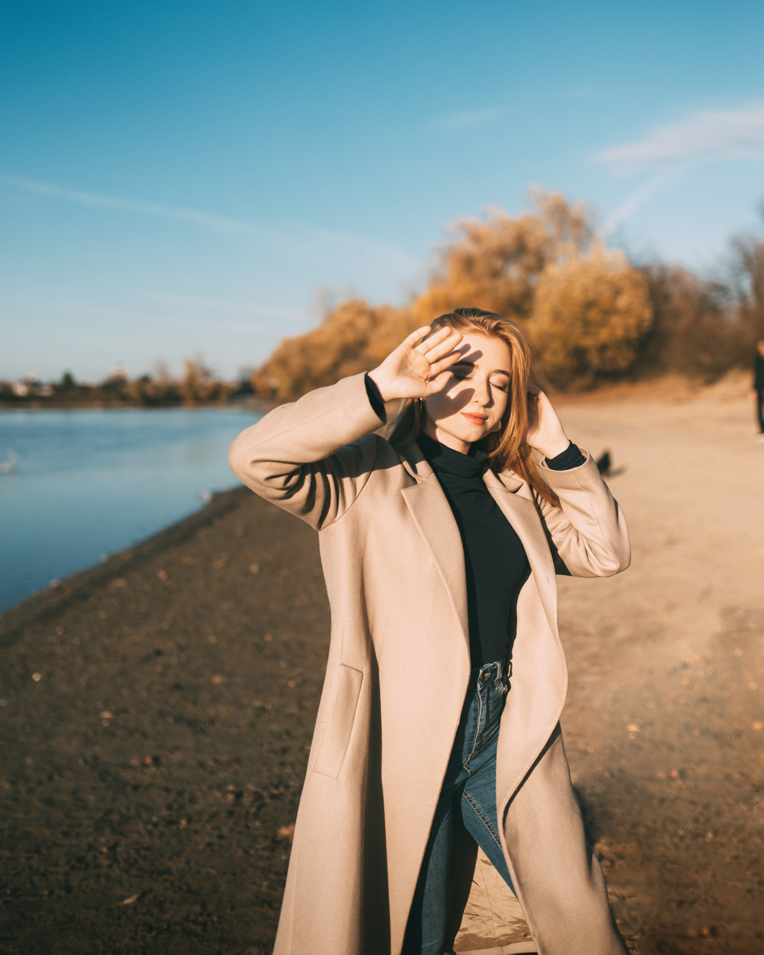 Мария. Прогулка вдоль реки