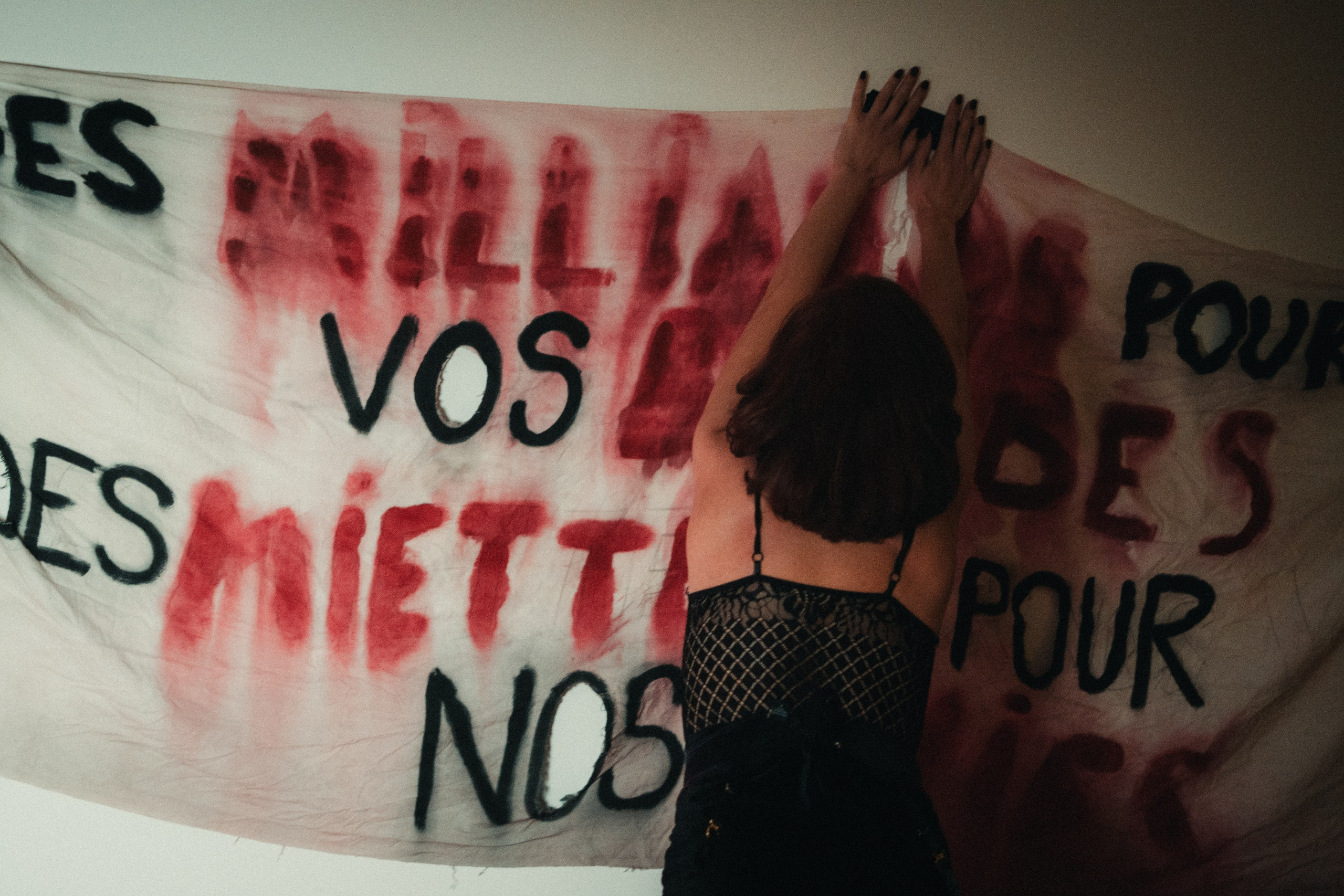 Des millions pour vos bombes des miettes pour nos vies. Фотограф Париж / Photographer Paris