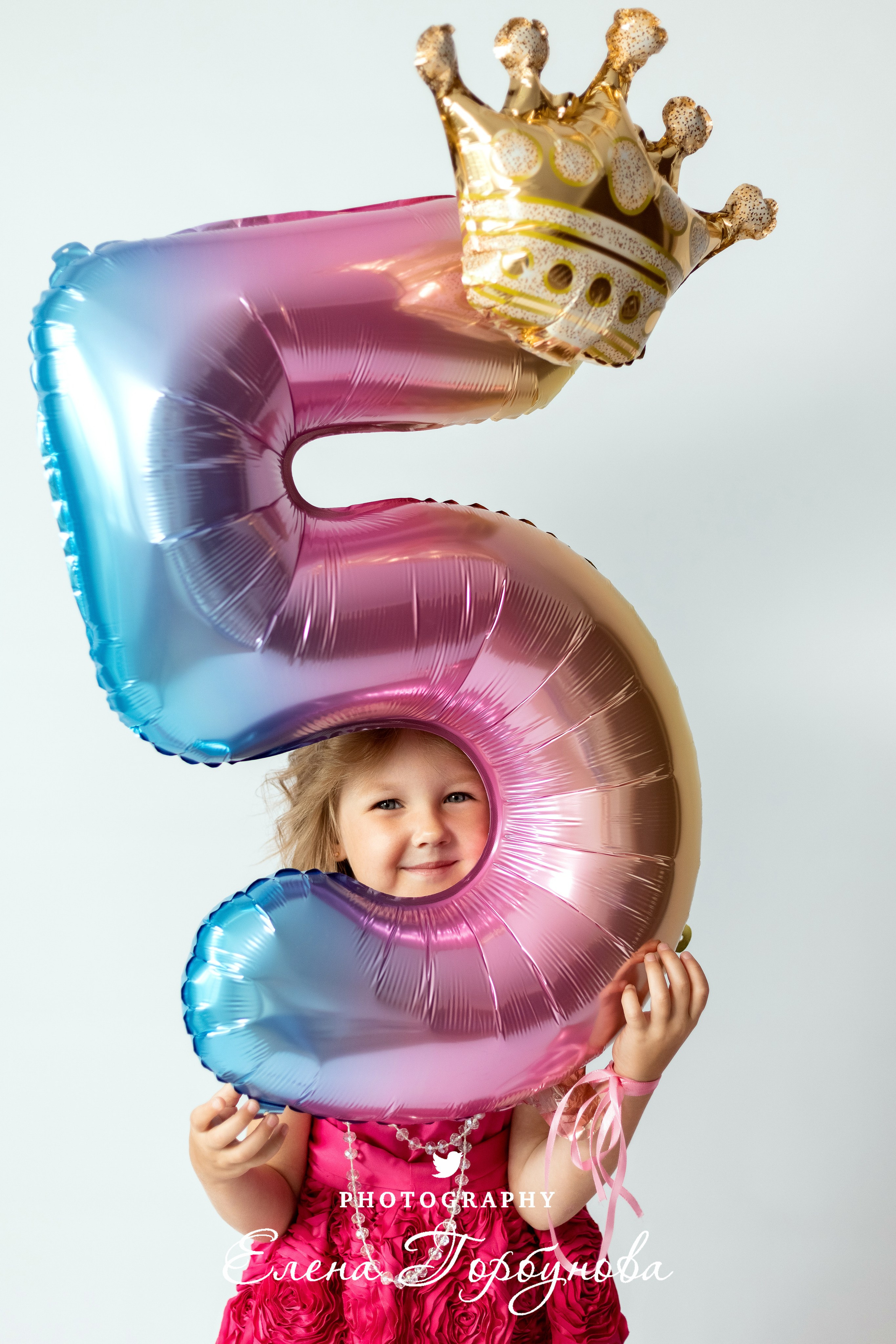 день рождения у девочки в розовом платье на фотосессии в студии с надувной цифрой 5.