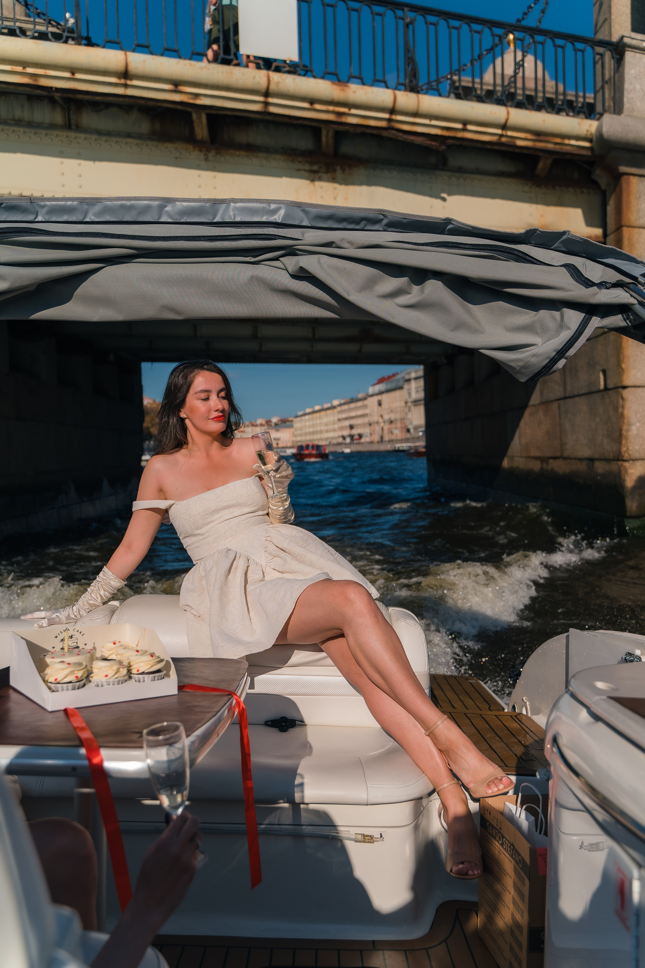 Фотосъемка девичника, встреча девушек, веселые женские портреты