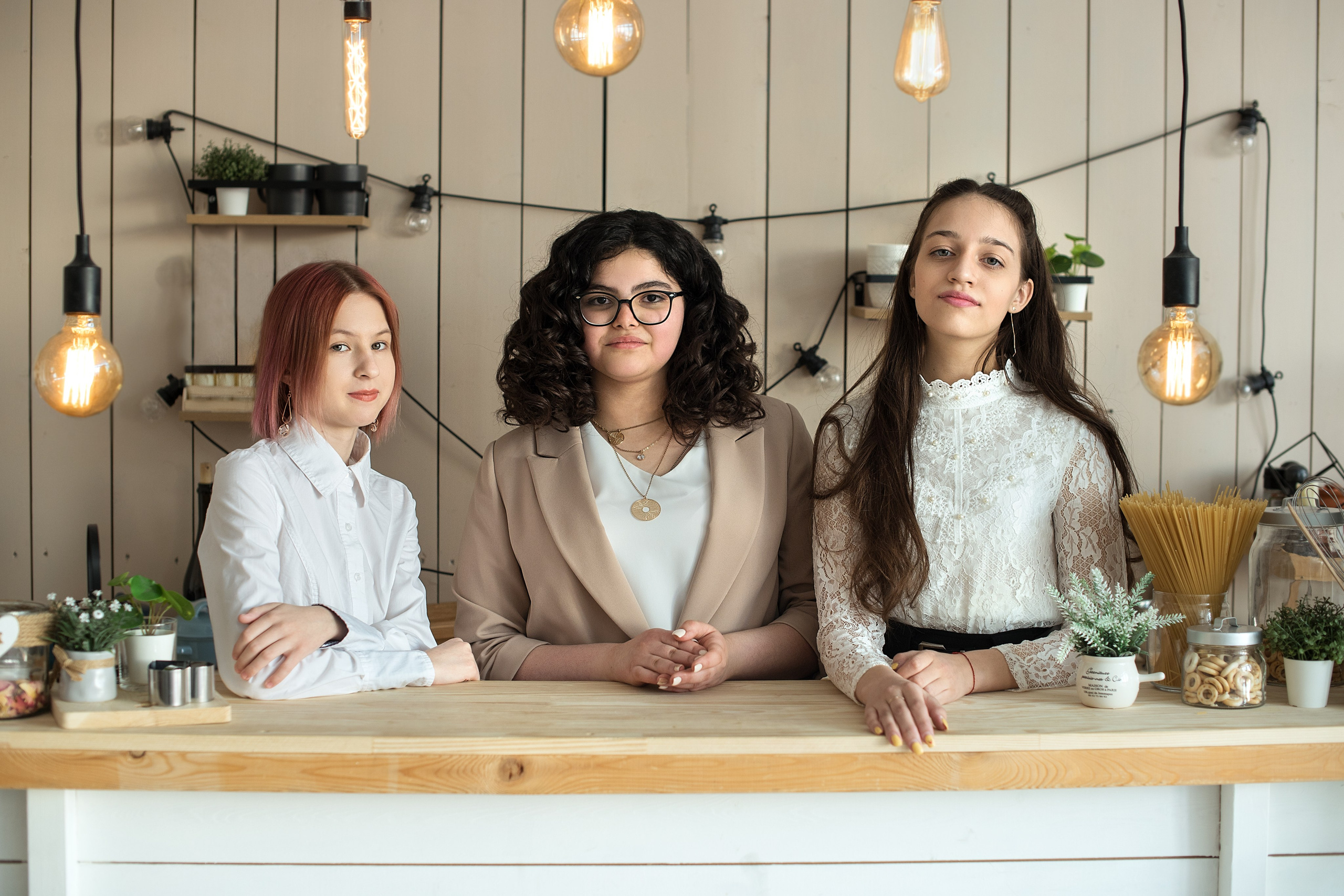 Пример съемки старшеклассников для альбома с наполнение «премиум» стиль съемки классический. Выпускные альбомы для школ и детских садов в Иваново