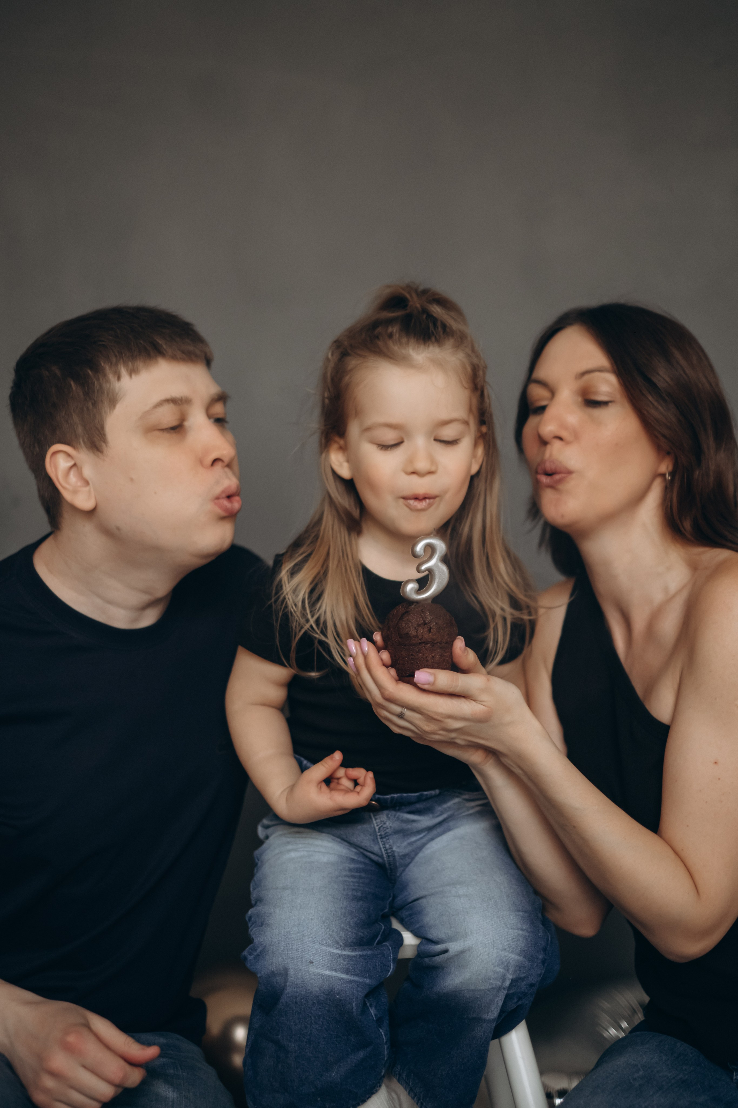 Фотосессия «День рождения» в минималистичной студии. Фотограф Новосибирск Анна Рождественская