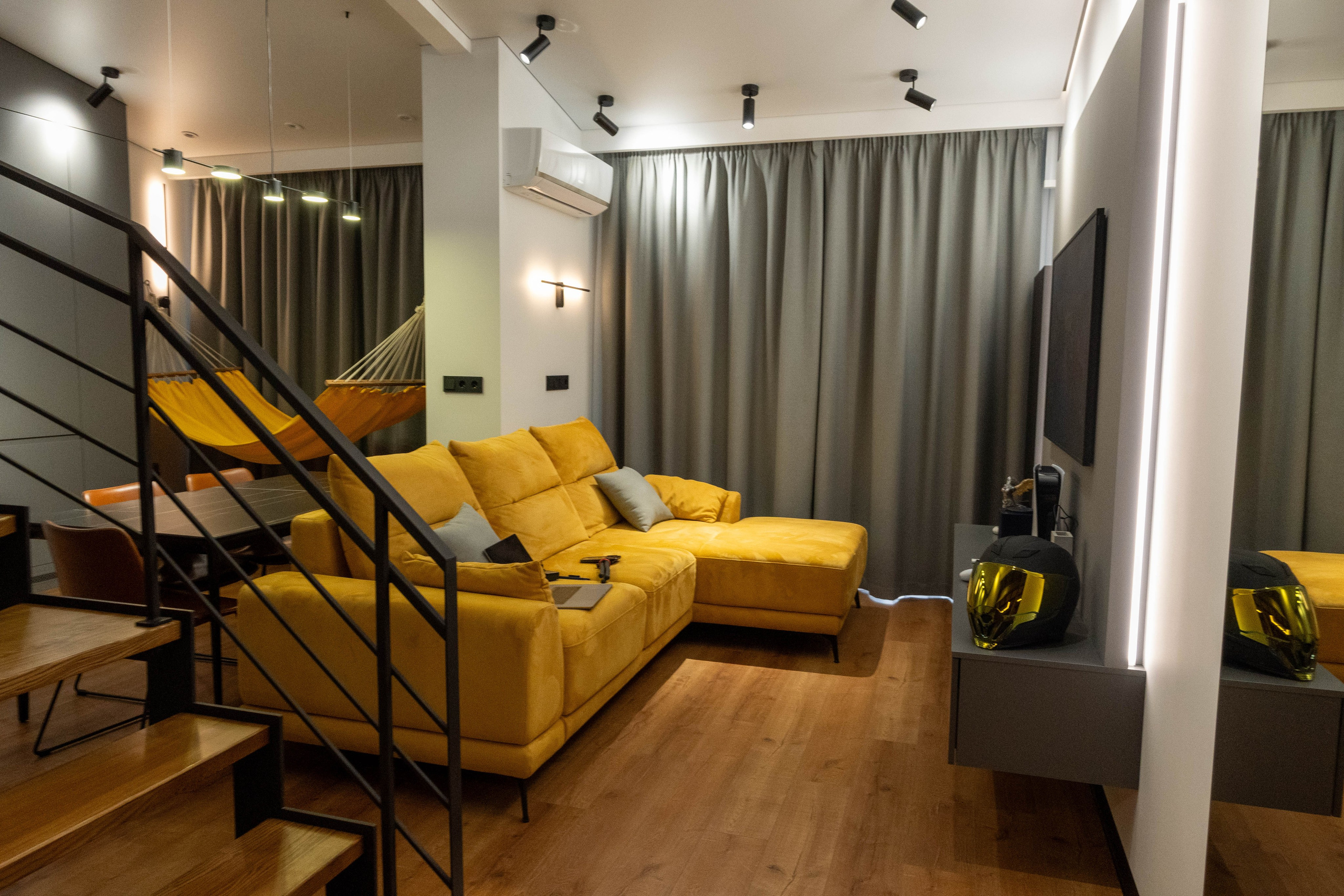 The apartment is on two levels. Fotograf Dmitrii Donets