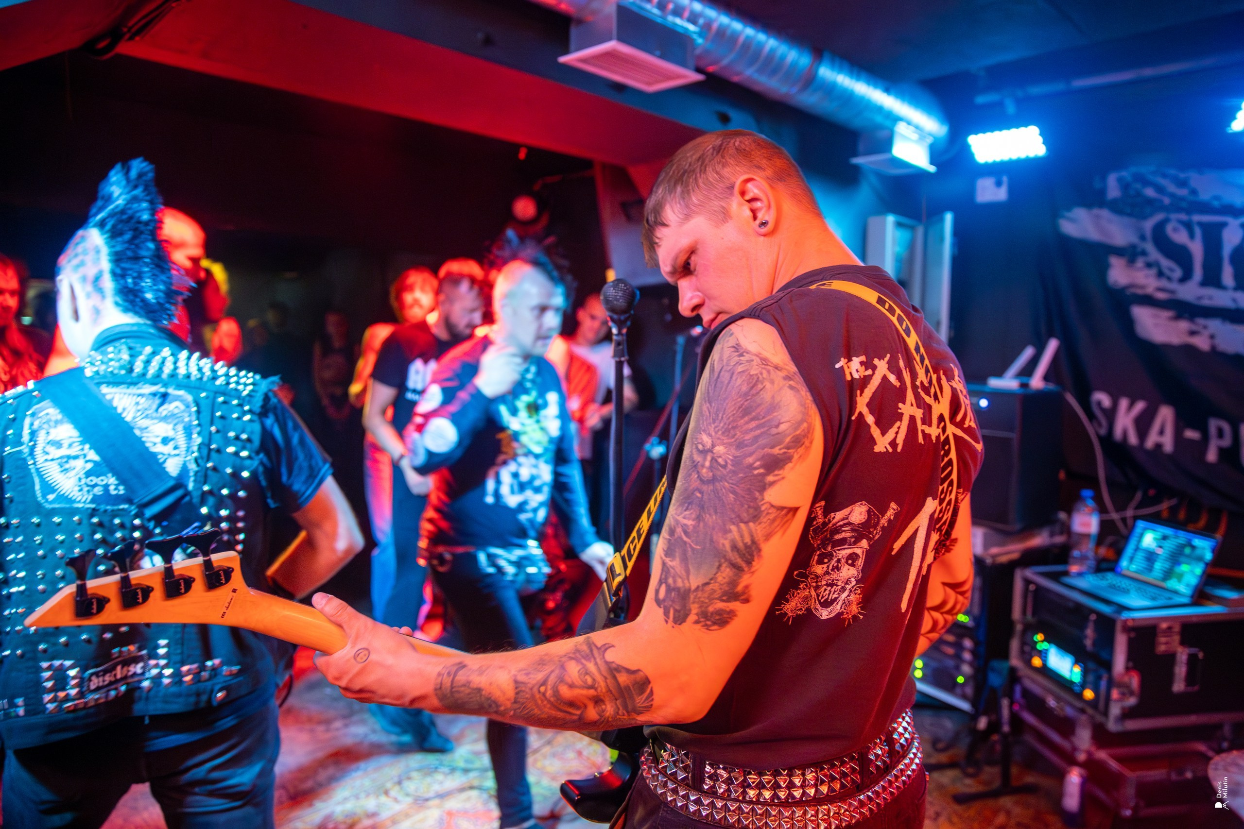 Панк рок концерт в клубе Рядом. Портретный фотограф Денис Милютин