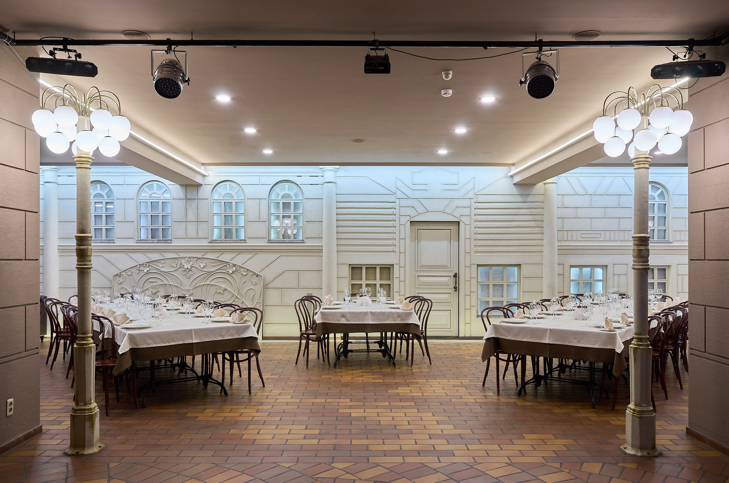 Интерьерная фотосъемка ресторана «Одесса». Абросимов Лев интерьерный и архитектурный фотограф