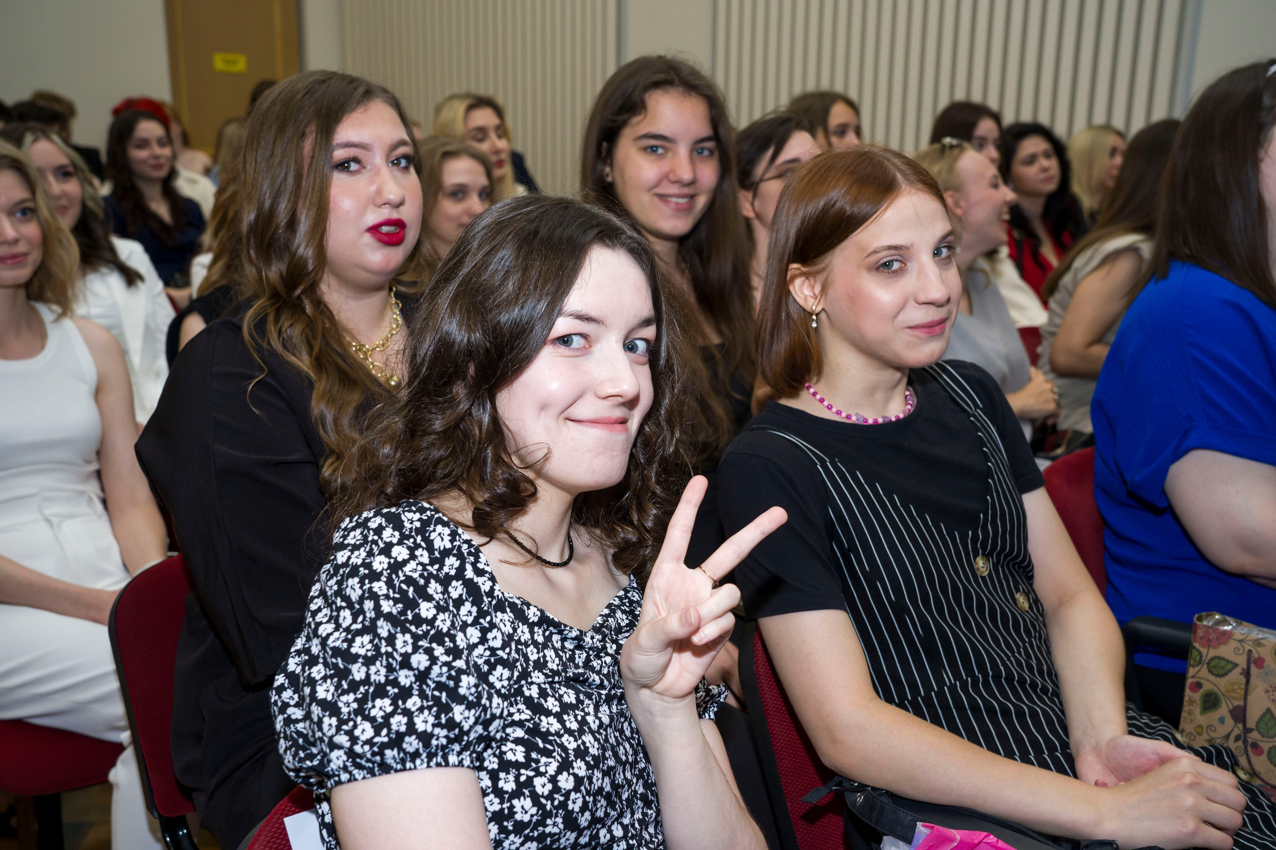 Выпускной в медколледже. Фотограф в Санкт-Петербурге. Репортажная и все съёмки для бизнеса