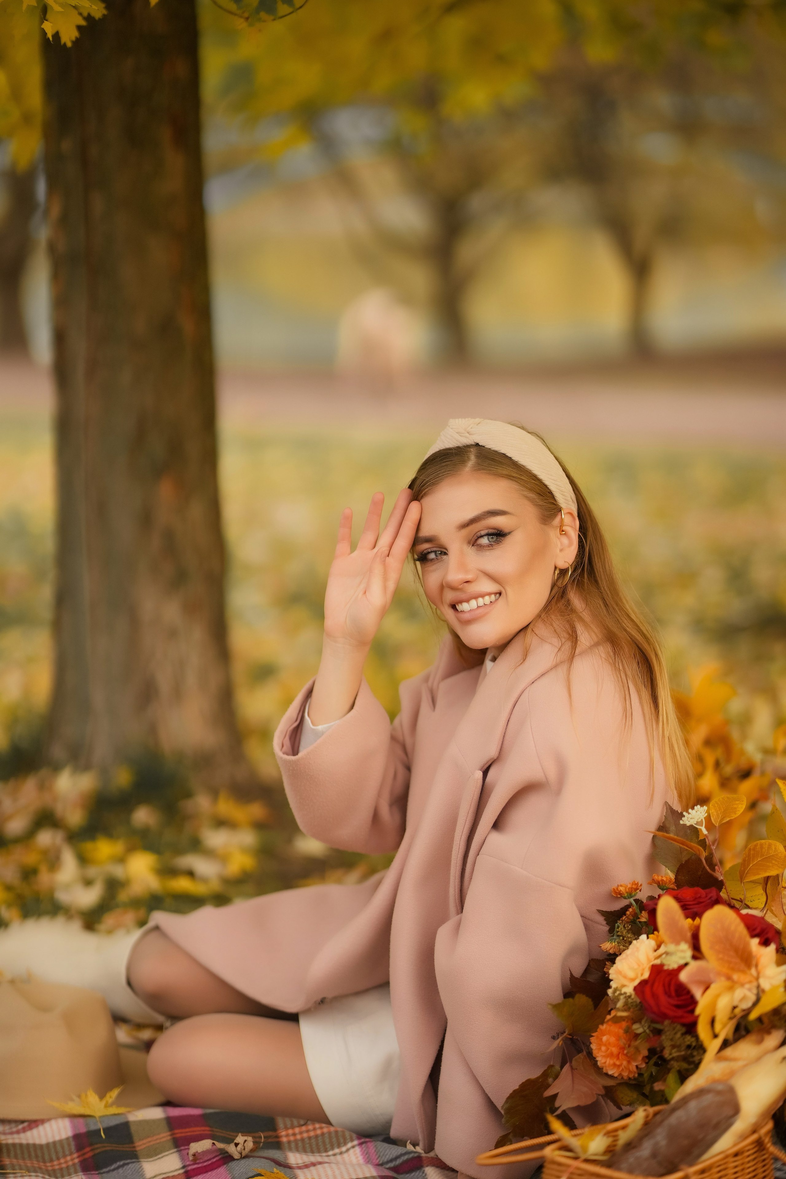 Красивая девушка блондинка прогулка в парке с цветами золотой осенью