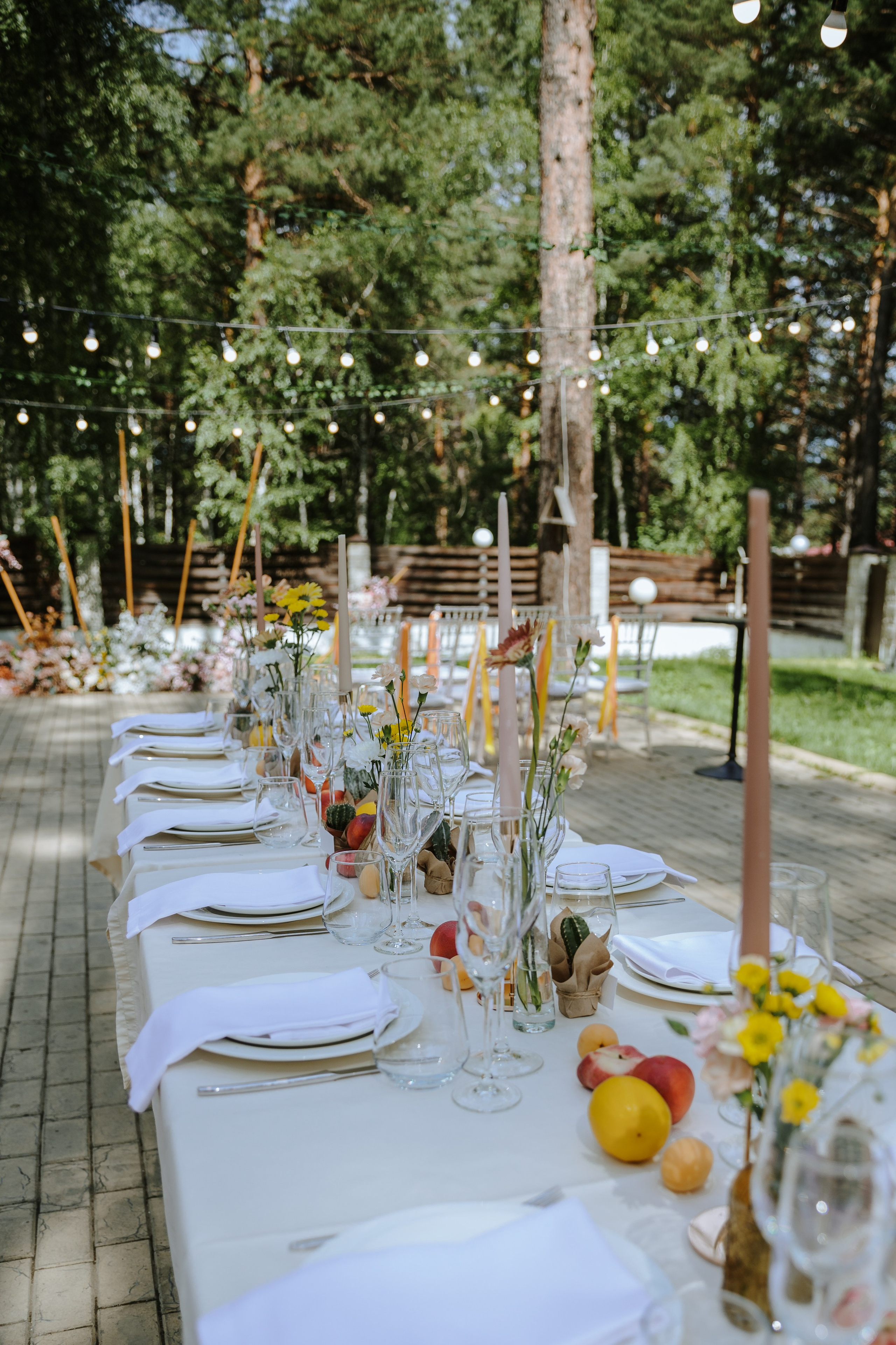 Красиво засервированный свадебный стол