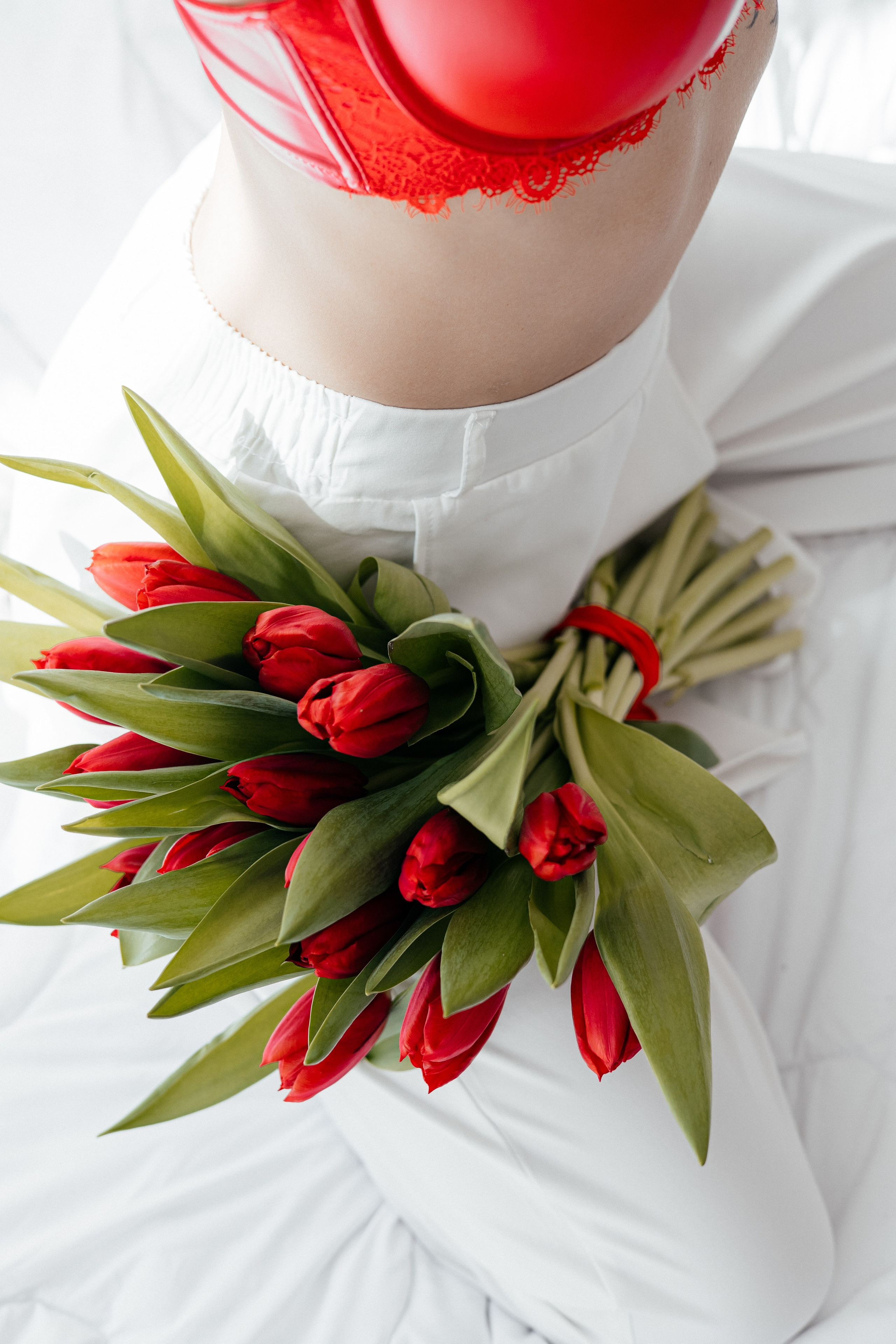 Анна. Красные тюльпаны