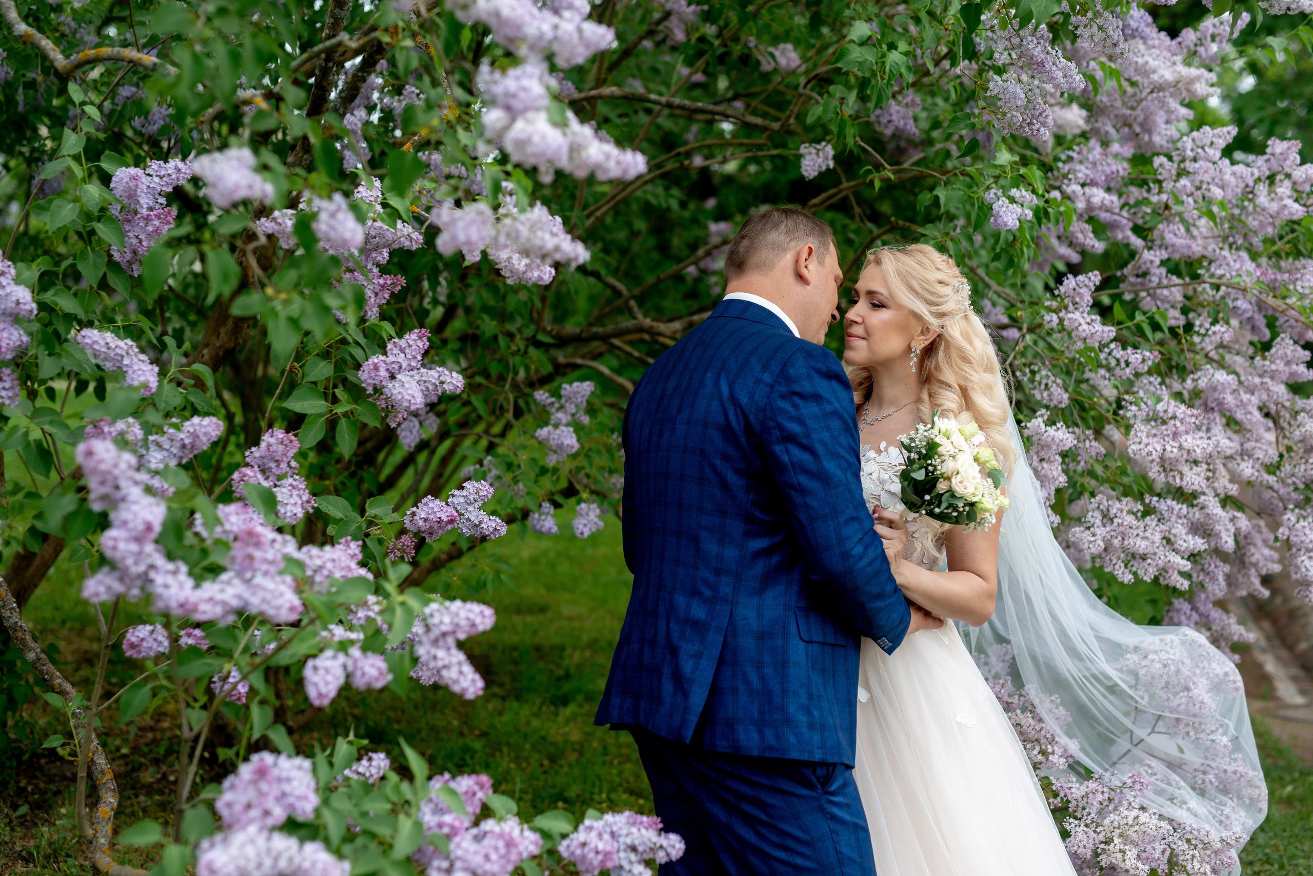 Евгения (фотосессия с малиновым chevrolet camaro, в сирени в Пушкине в Екатерининском парке). Портретный, семейный и свадебный фотограф в Санкт-Петербурге и в Пушкине Ширяев Денис