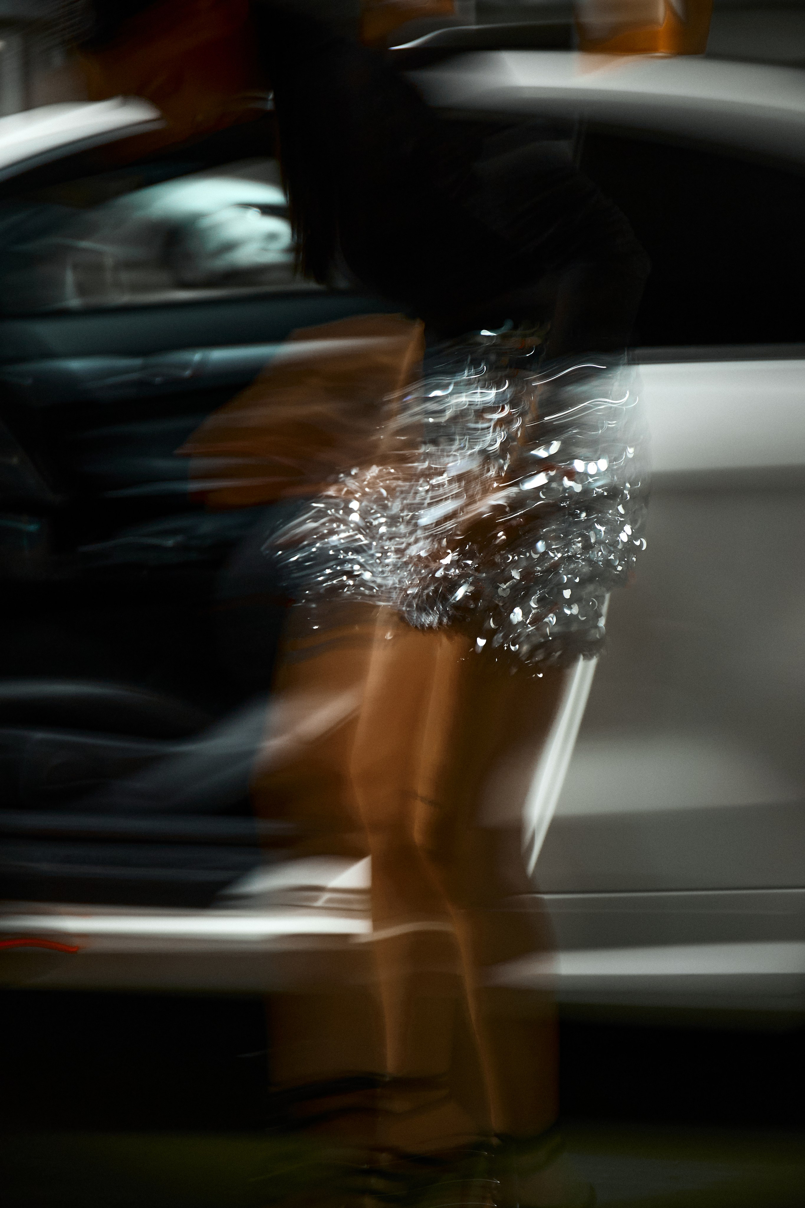 Ночная прогулочная съемка девушки женским фэшен фотографом Екатериной Врублевской в Калининград на парковке ТЦ Европа