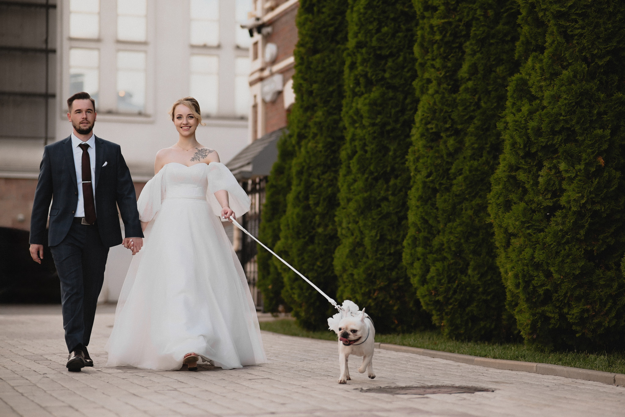 Свадебная прогулка по набережной Невы — стильные кадры с питерским настроением