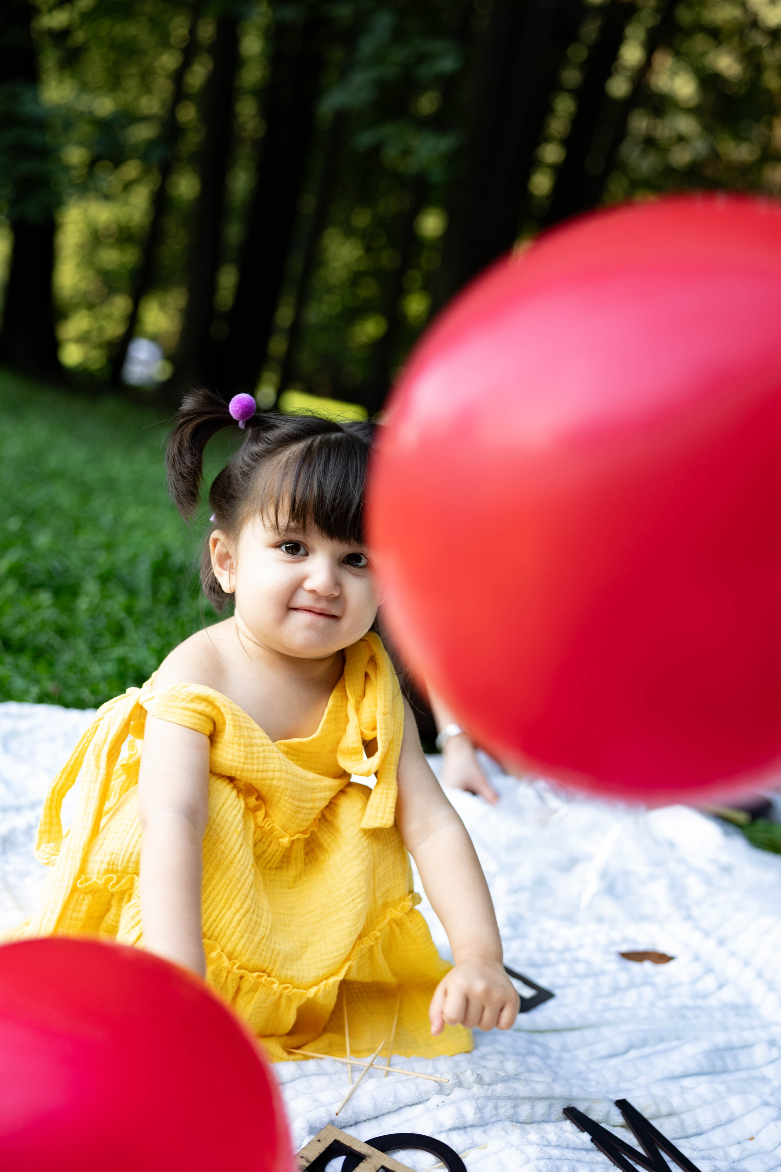 Прогулка мамы и дочки в парке