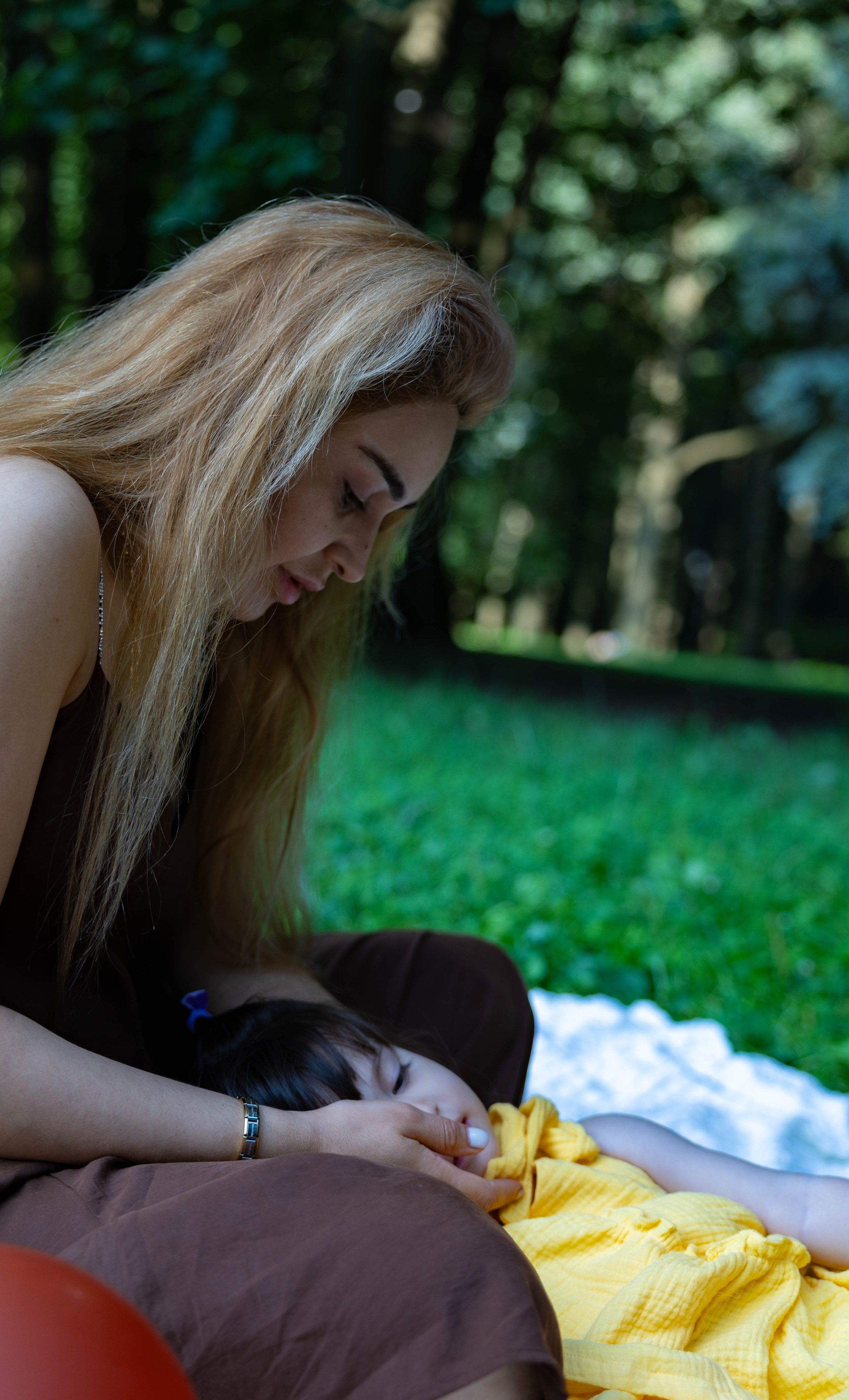 Прогулка мамы и дочки в парке