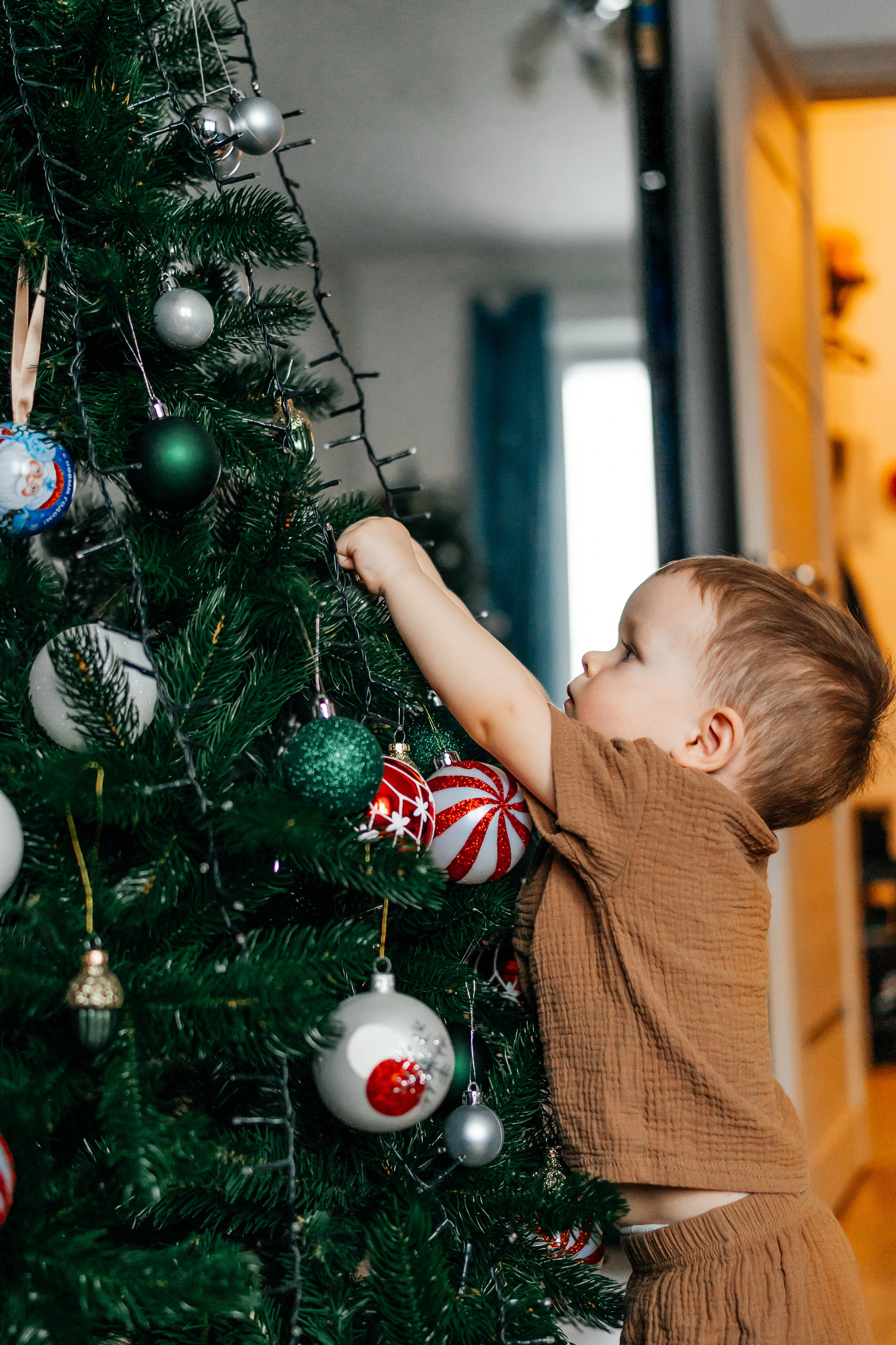 Украшаем ёлочку. Малыш Костя. Семейный фотограф в Москве Ирина Жур