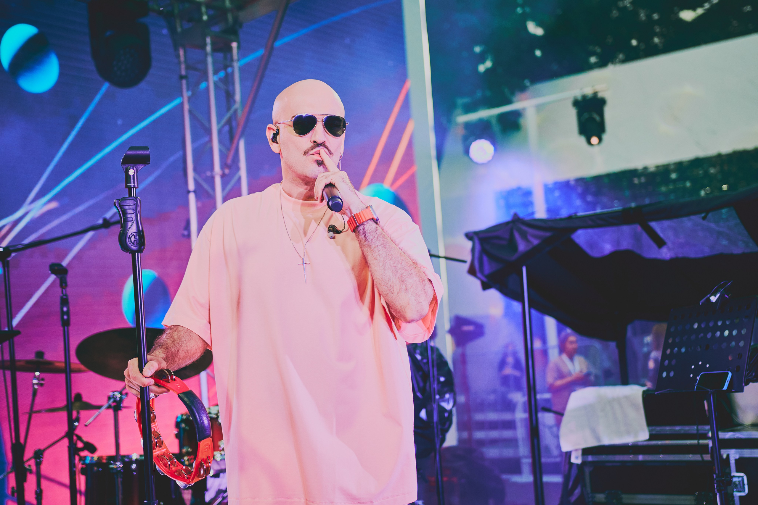 Съёмка с концерта МОТа: толпа фанатов и артист. Шилов Арсений — репортажный фотограф в Москве