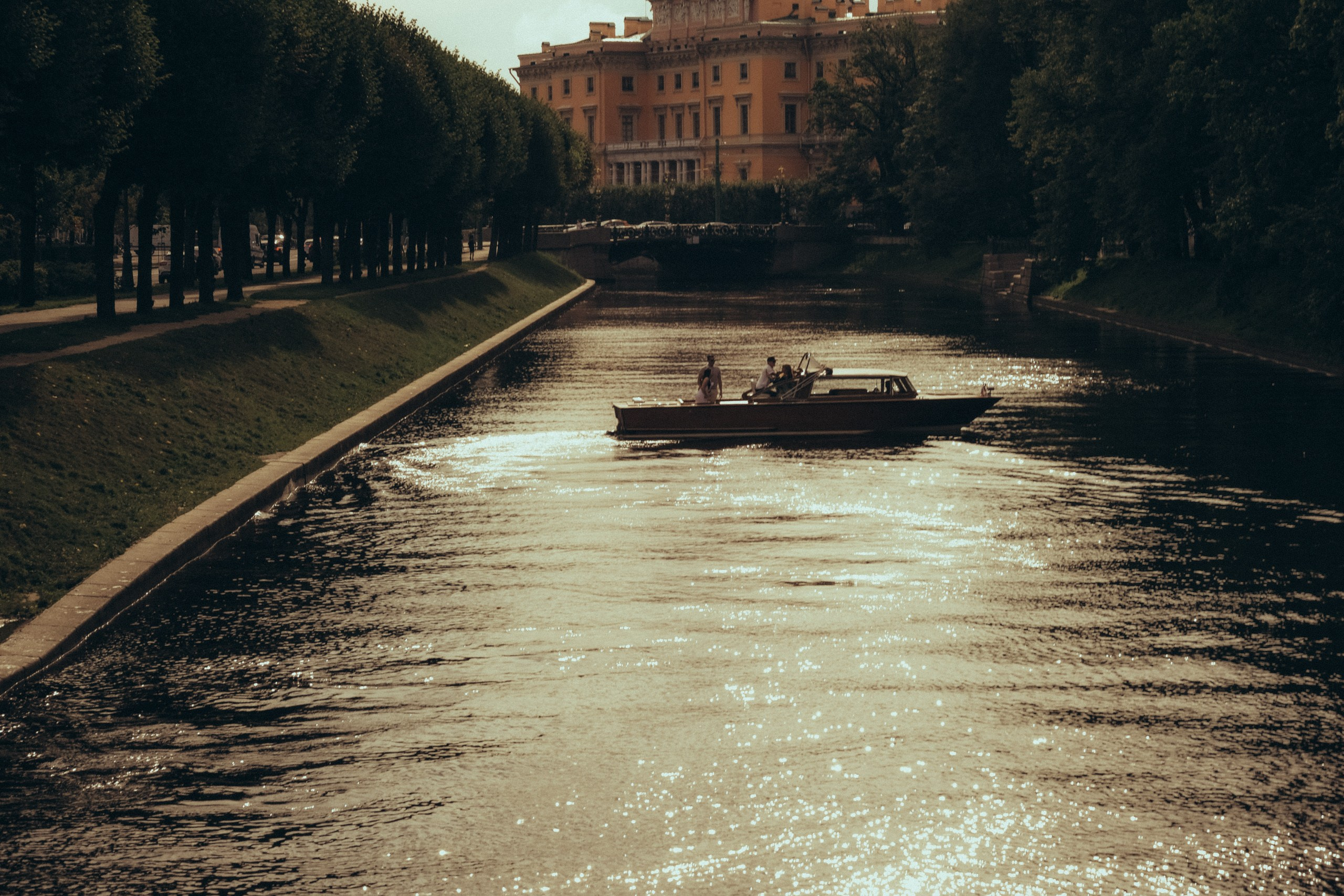 СВАДЕНБНАЯ СЬЕМКА НА КАТЕРЕ ПО КАНАЛАМ САНКТ-ПЕТЕРБУРГА И В АКВАТОРИИ НЕВЫ. Профессиональный фотограф, Санкт-Петербург — Виктория Богомолова