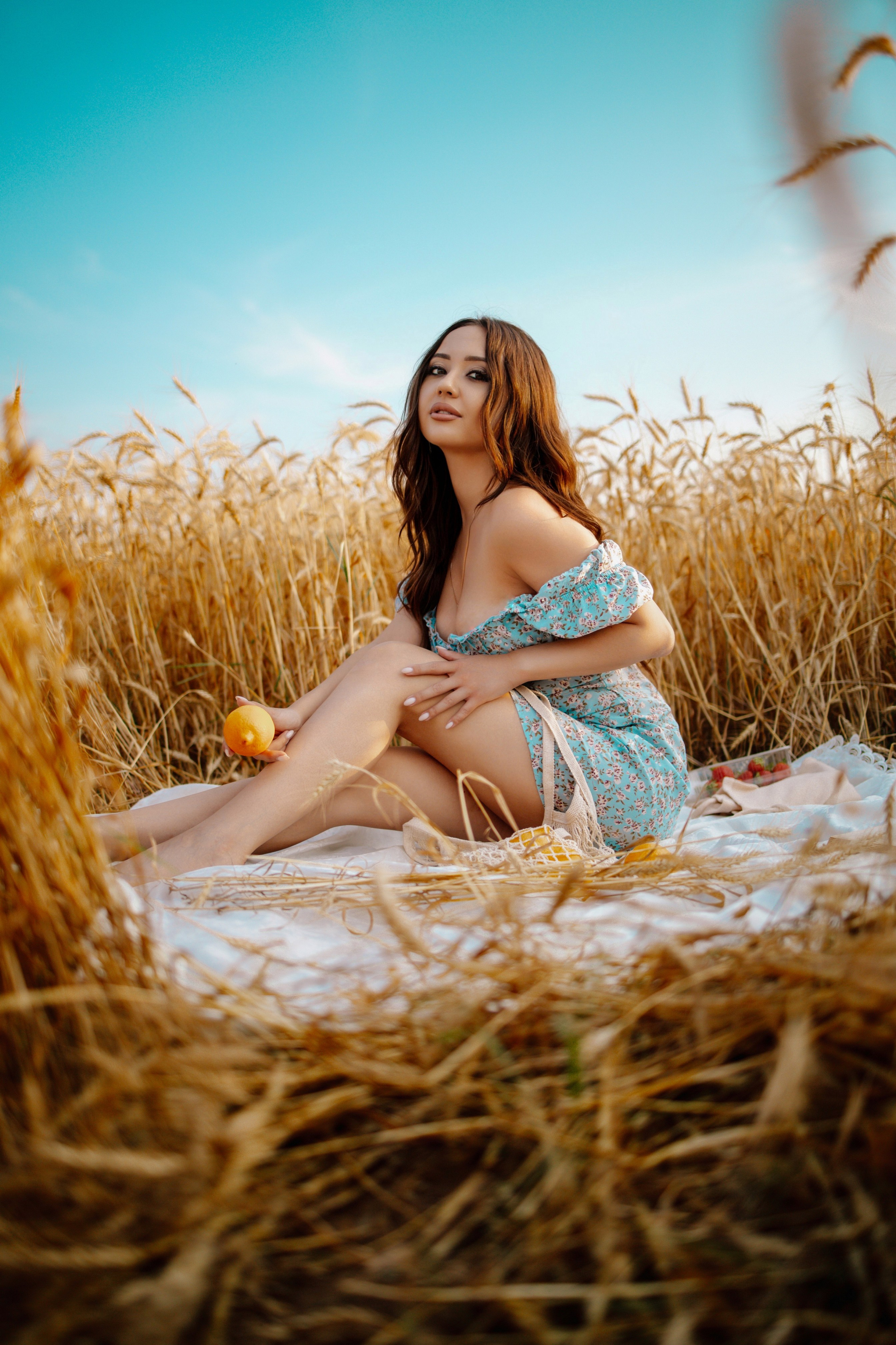 Фотосессия красивой девушки на природе в Серпухове