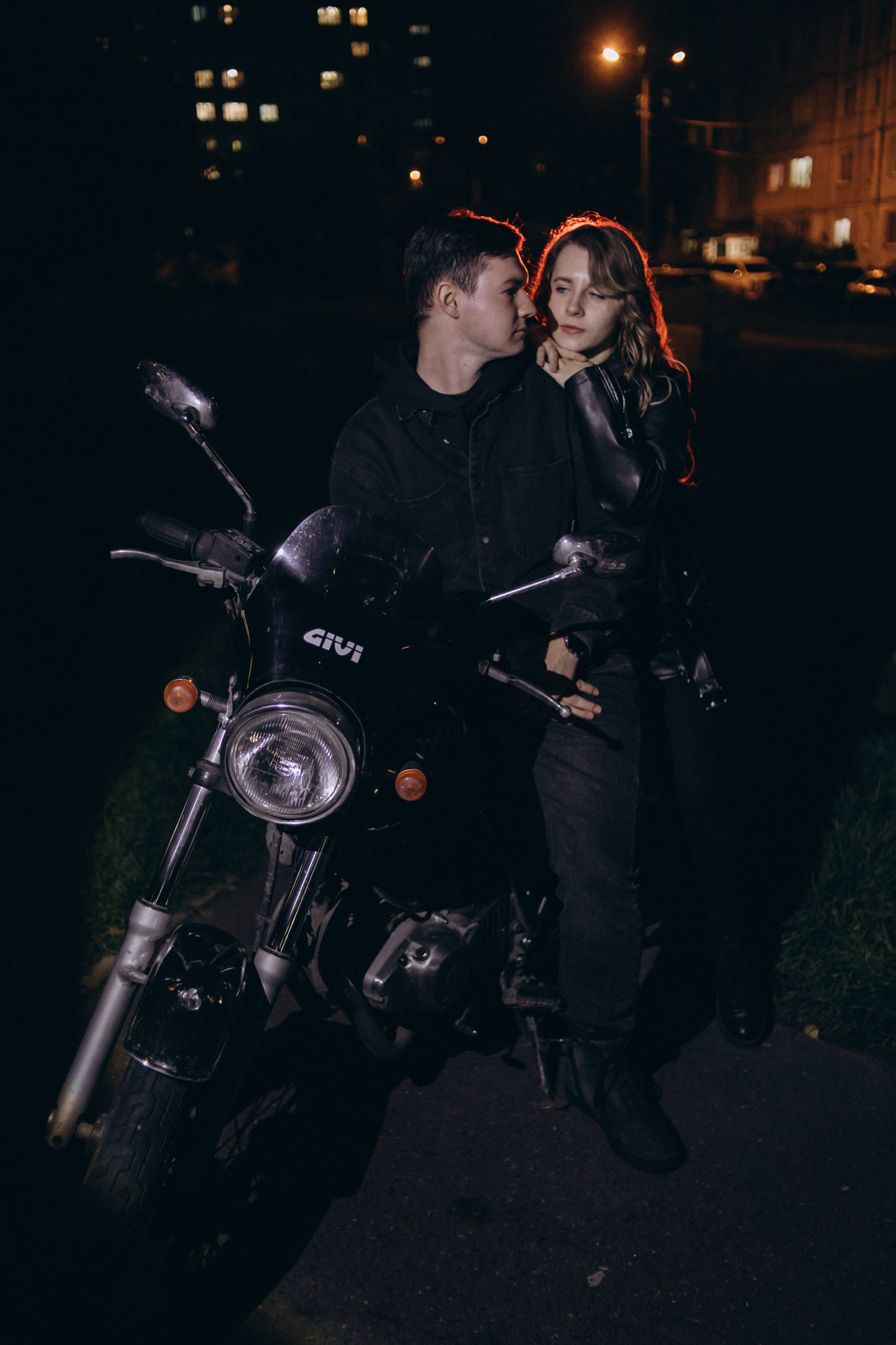 Ангелина и Даниил. Фото на мотоцикле. Фотограф Регина Крикунова г. Красноярск