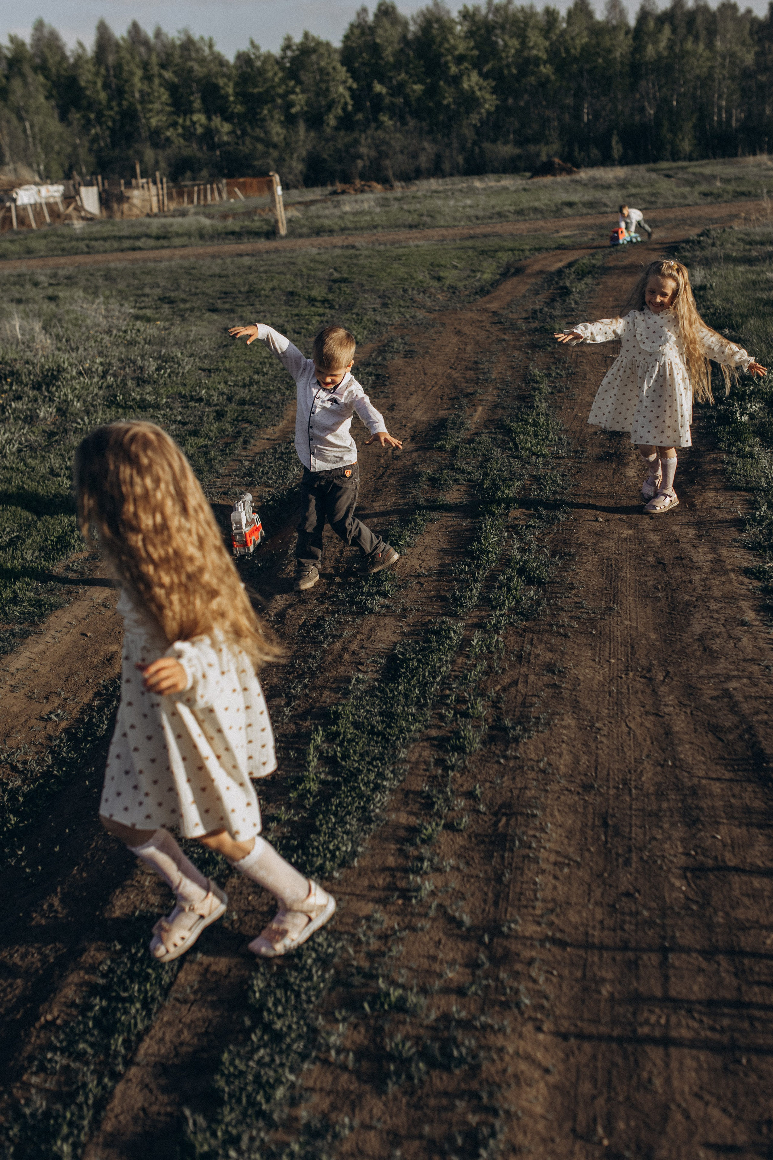 Саша, Миша, Вера и Вика летняя прогулочная съёмка. Семейный фотограф lifestyle в Новосибирске Елена Шпилевая