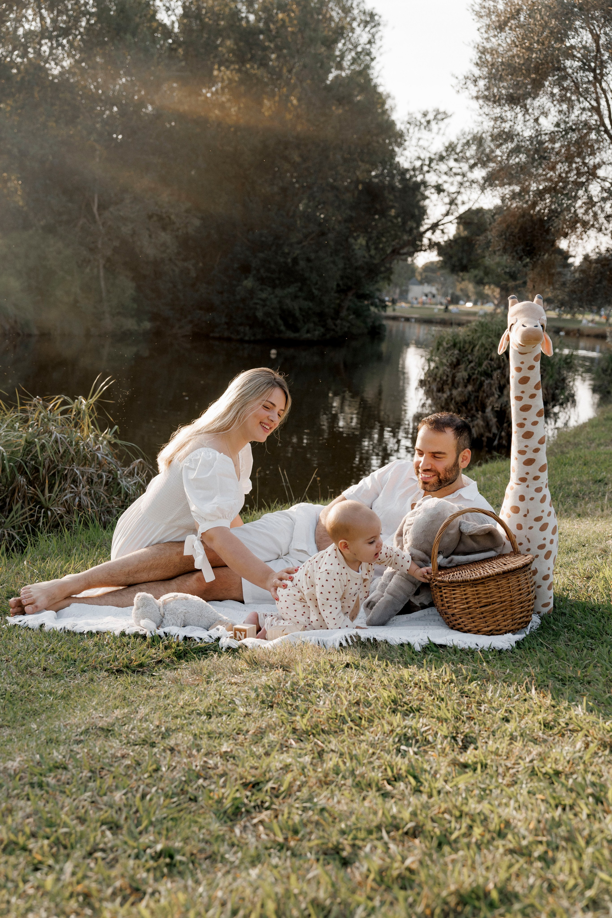 First year photoshoot inside the park (sunset). Wedding and family photographer