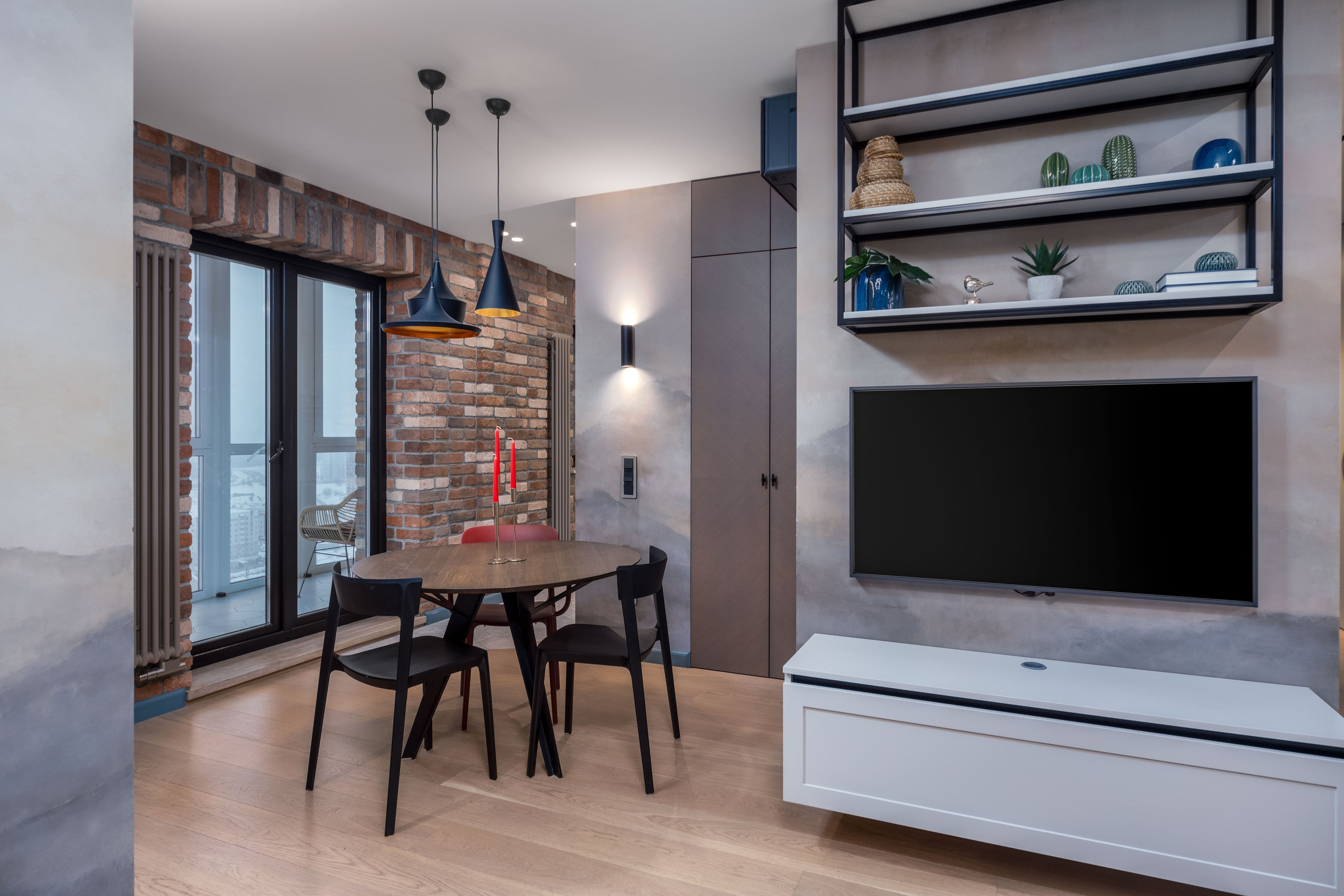 Фото интерьера кухни-гостиной в четырехкомнатной квартире