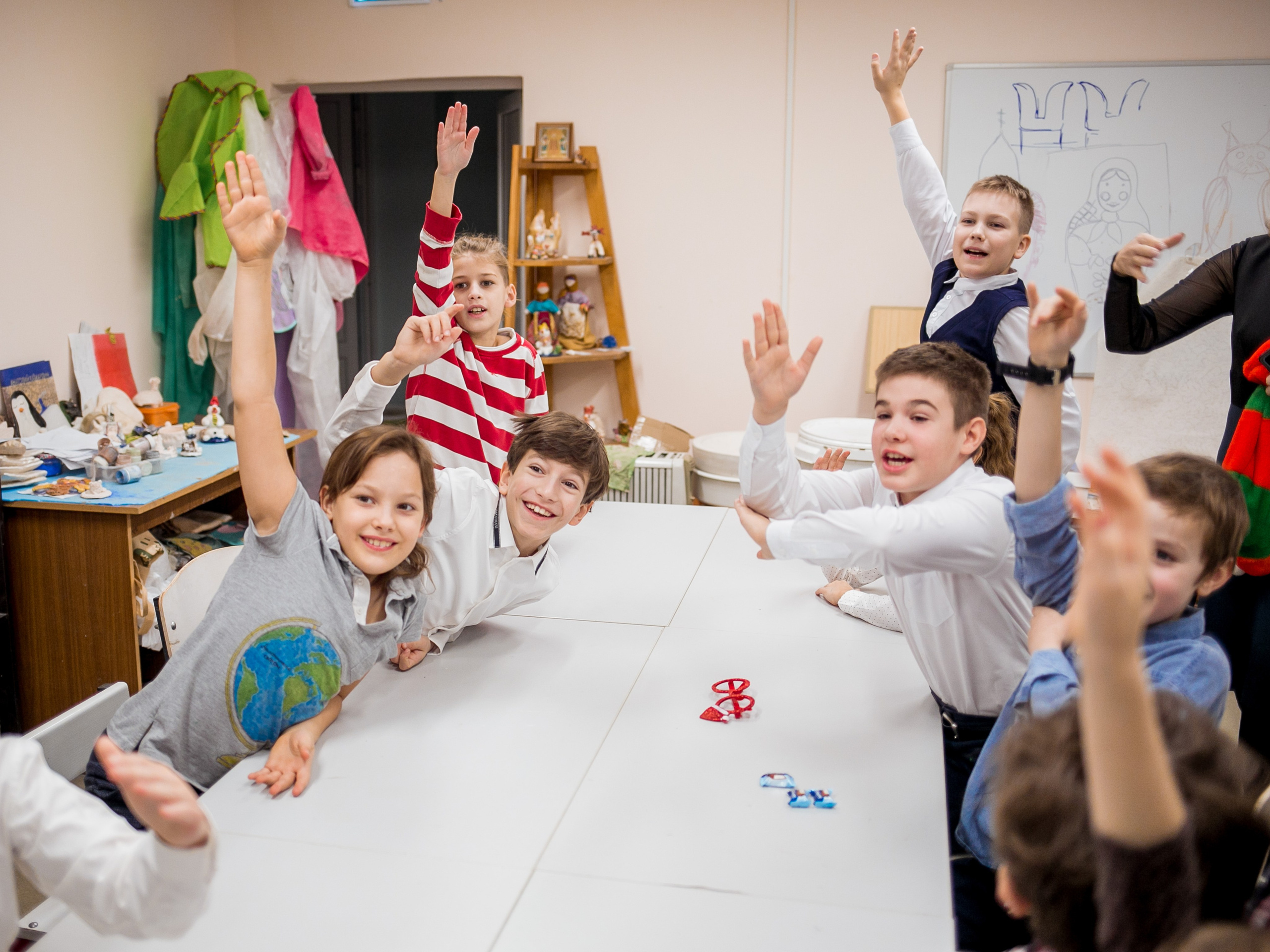 Школьники делают поделки к Новому году. Репортажный фотограф Борис Геер