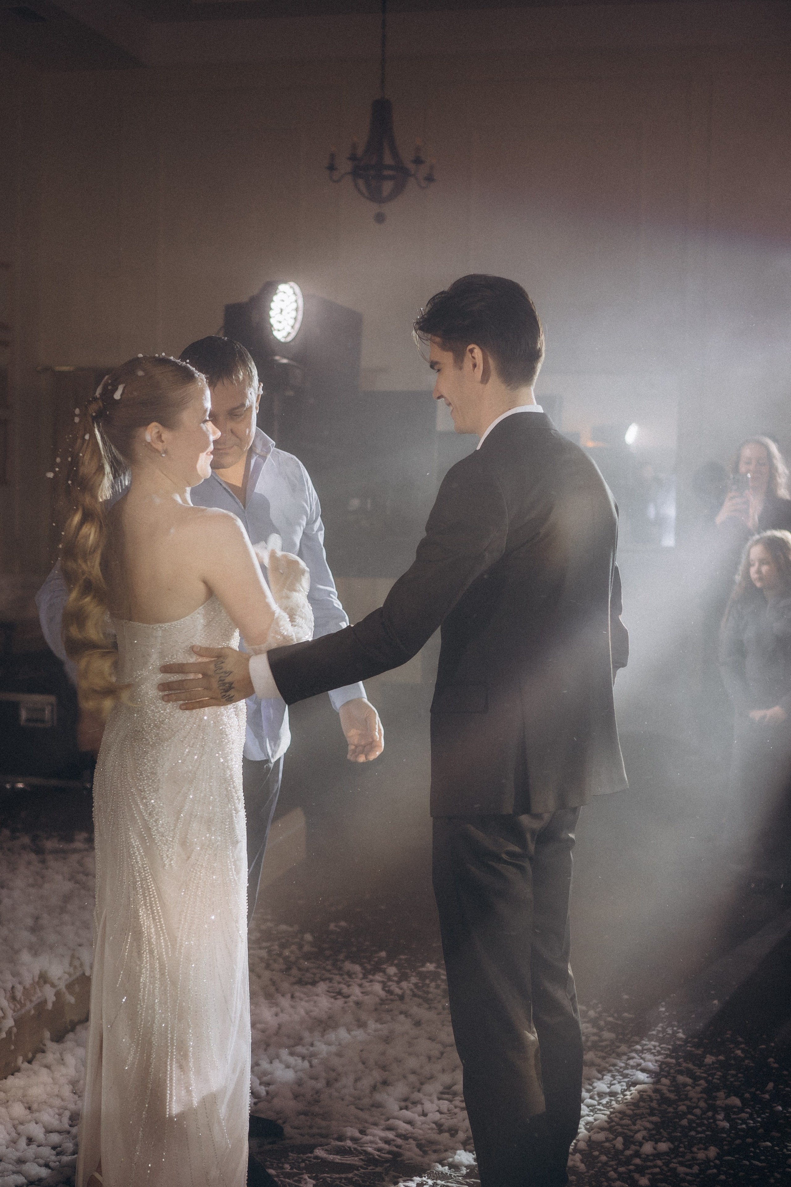 СВАДЕБНАЯ СЬЕМКА СБОРОВ В ОТЕЛЕ И ВЫЕЗД НА ЦЕРЕМОНИЮ (СНЯТО В СИБИРЕ В НИЖНЕВАРТОВСКЕ). Профессиональный фотограф, Санкт-Петербург — Виктория Богомолова