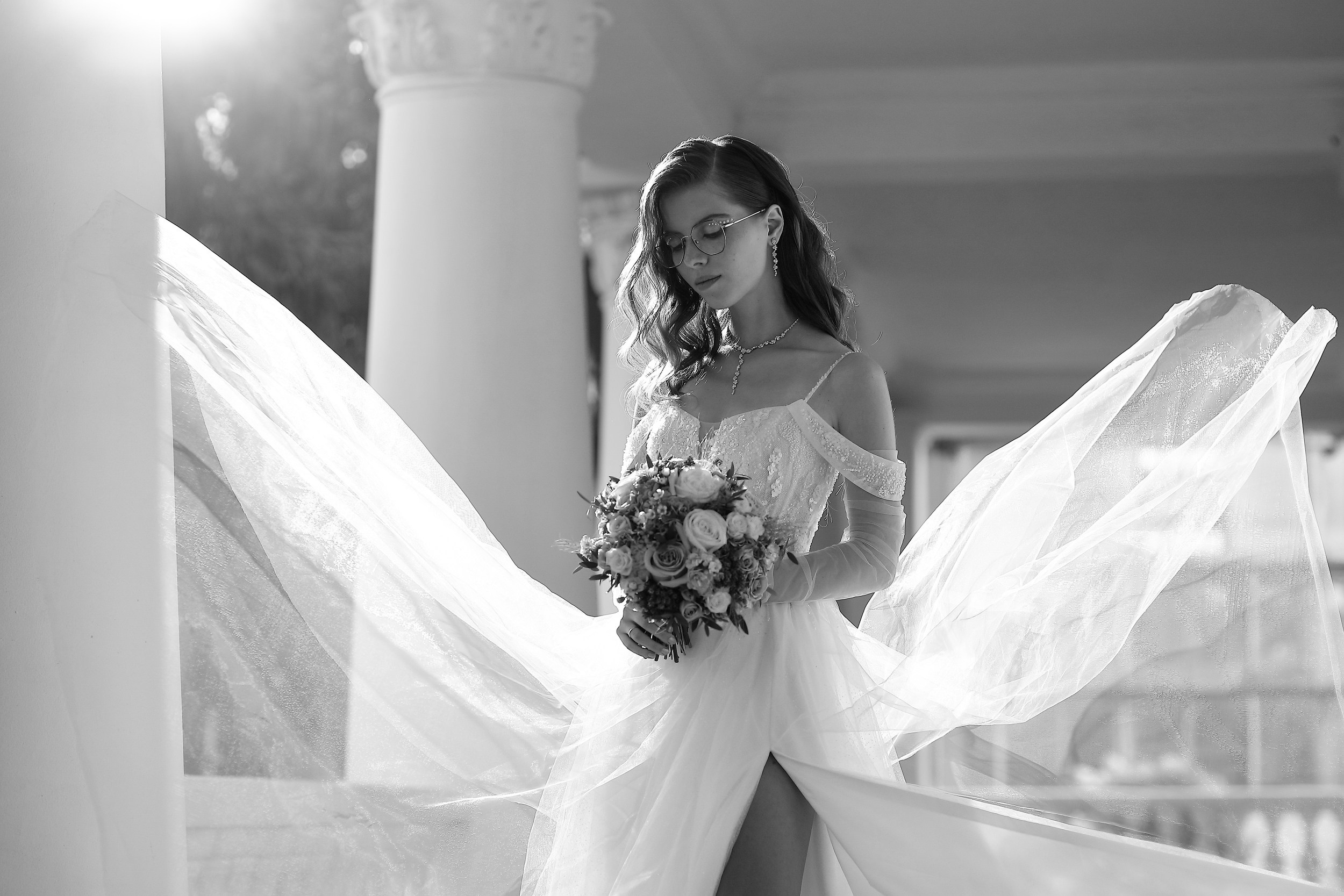 фотосессия жениха и невесты в центре  парке Екатеринбурга на улице 8 марта