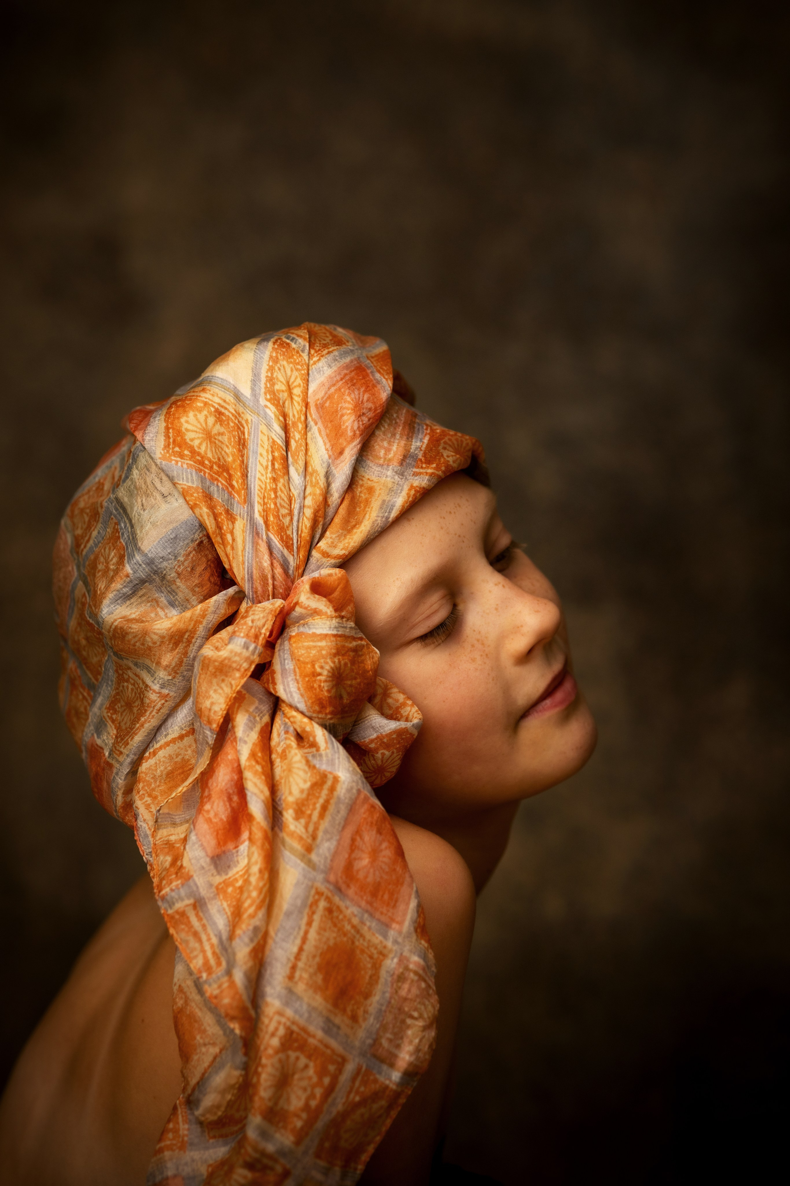 Детский портрет в студии в Граце: девочка в платке. Портретная и индивидуальная фотосъёмка в Граце и Тюмени