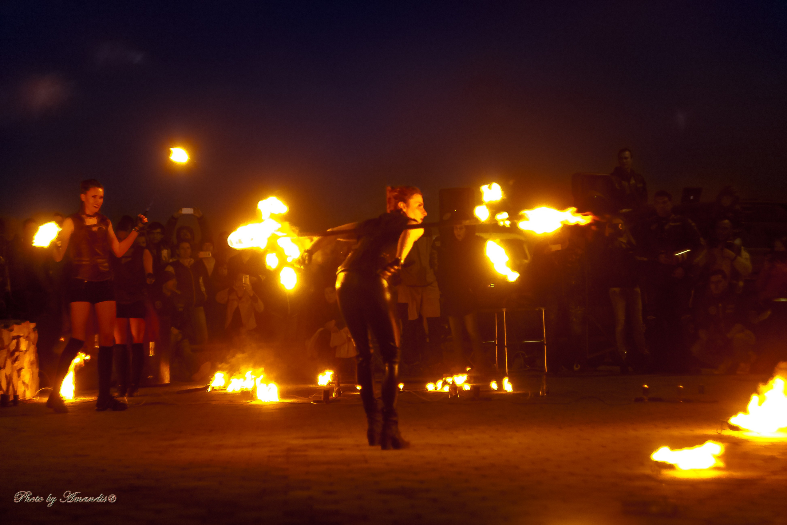 Огненное шоу у памятника «Здесь начинается Россия». Камчатка. Май 2017. Репортажная съемка в Москве и области. Анималистика