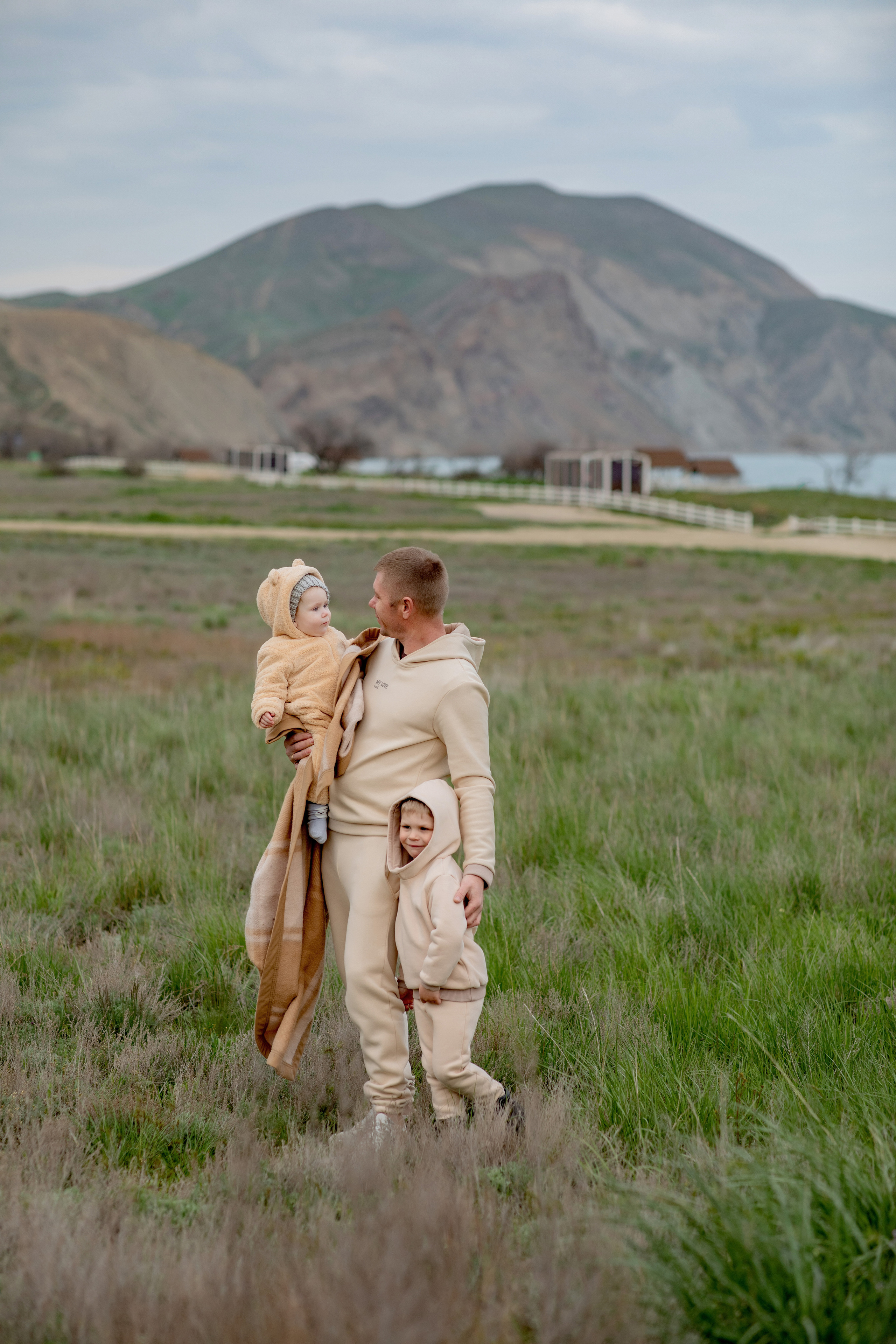 Выездная семейная фотосессия. Фотограф-стилист Крым Прокат одежды в Крыму. Фотосессии в Крыму