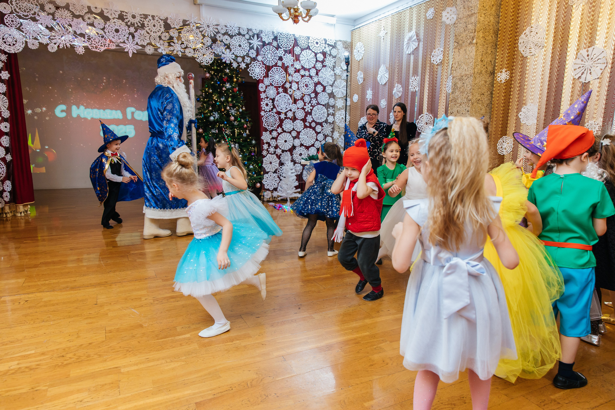 Детский сад № 93 — Утренник (27.12.2024). Свадебный и семейный фотограф Крамар Наталья