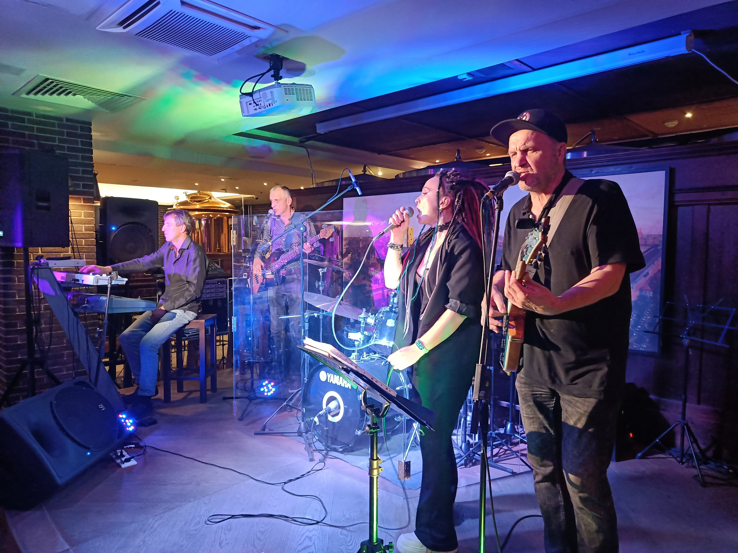 Панк рок концерт в клубе Рядом. Портретный фотограф Денис Милютин