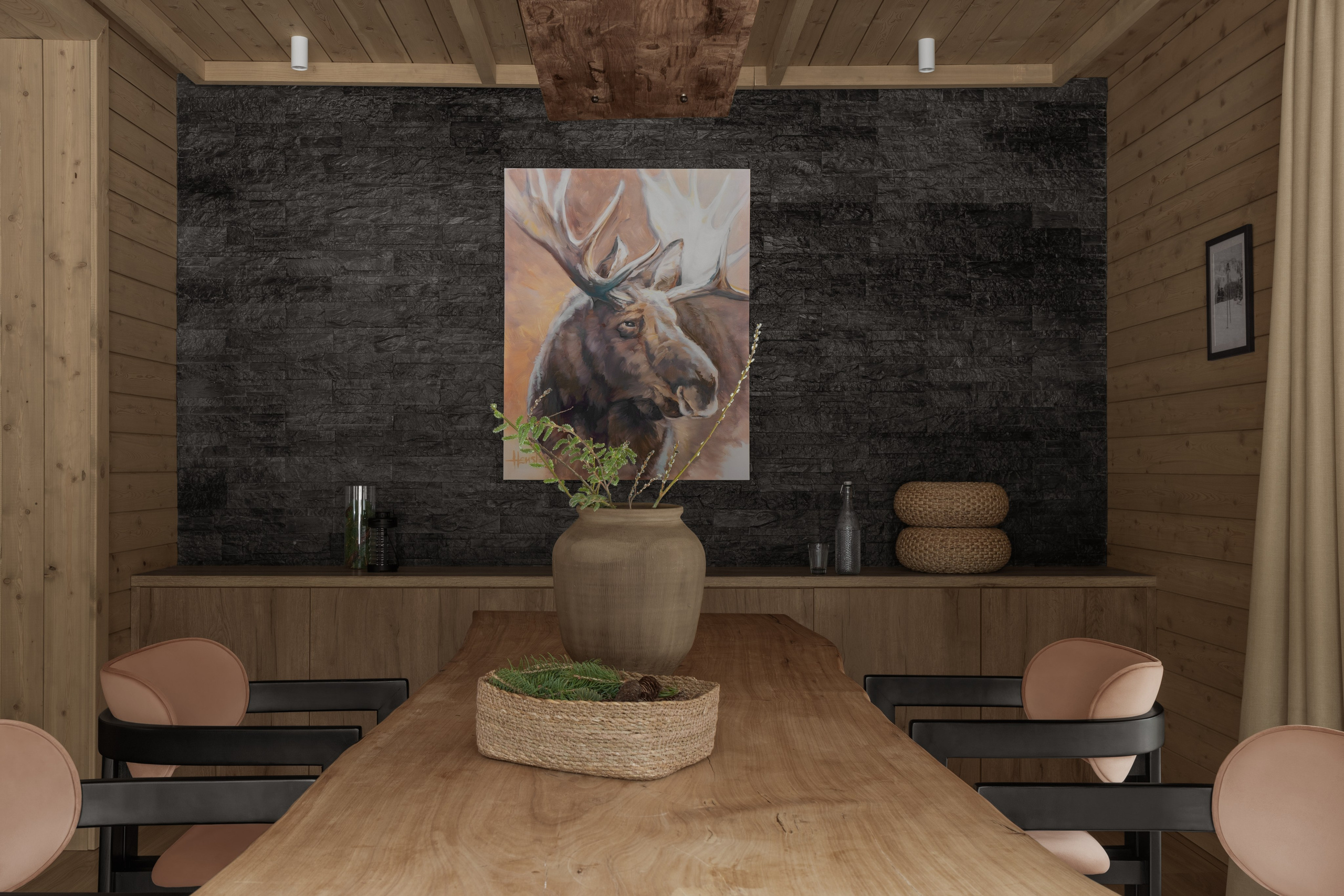 Профессиональная фотосъёмка деревянного отеля в горах, фото кухни в охотничьем стиле.