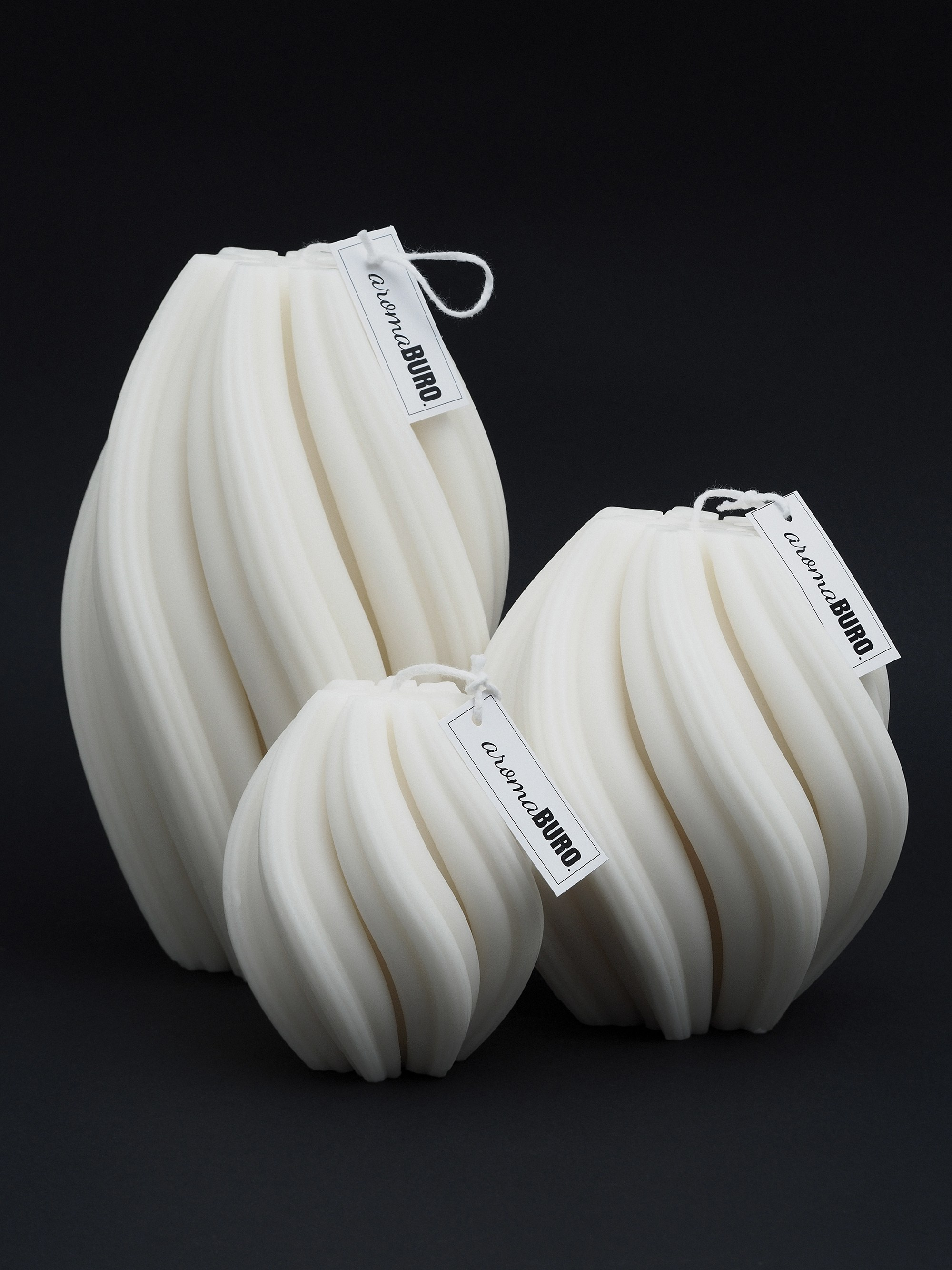 каталожная съемка формовых свечей из натурального соевого воска на черном фоне  