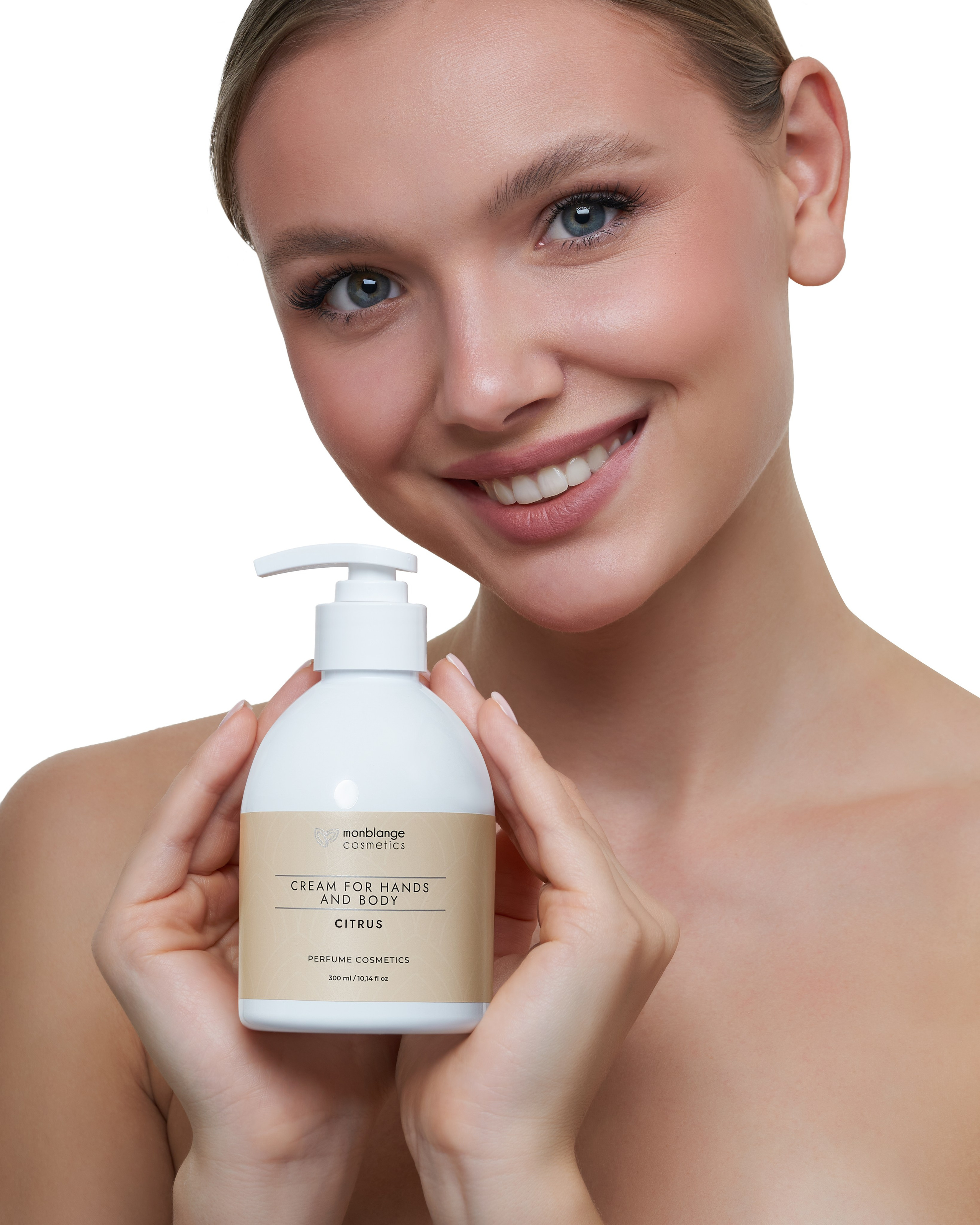 Девушка улыбаясь держит в руках крем для тела