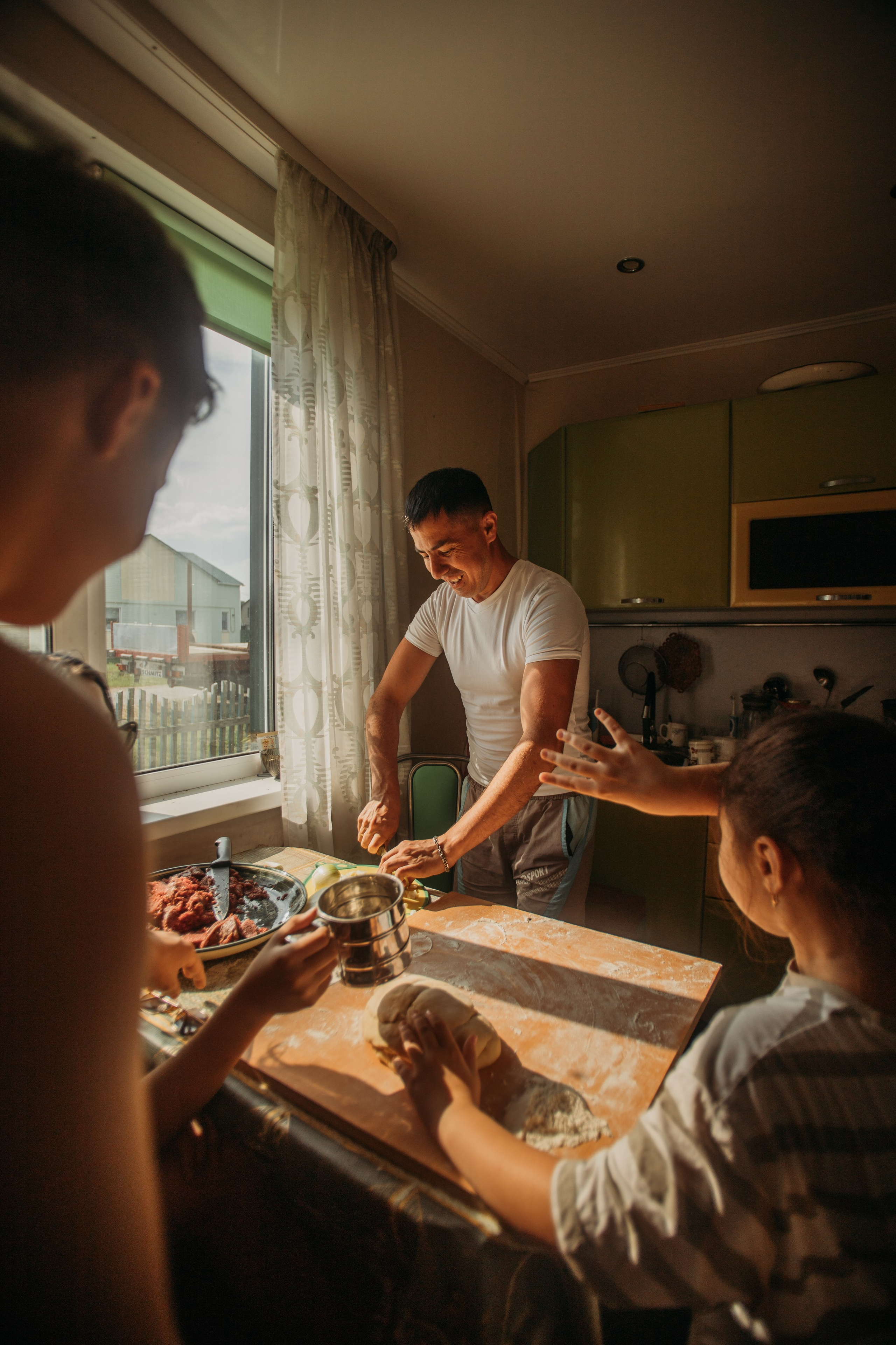 Домашняя фотосессия моей семьи. Венера Гайн. Репортажный фотограф  Тюмень. Обучение фотографии с 0