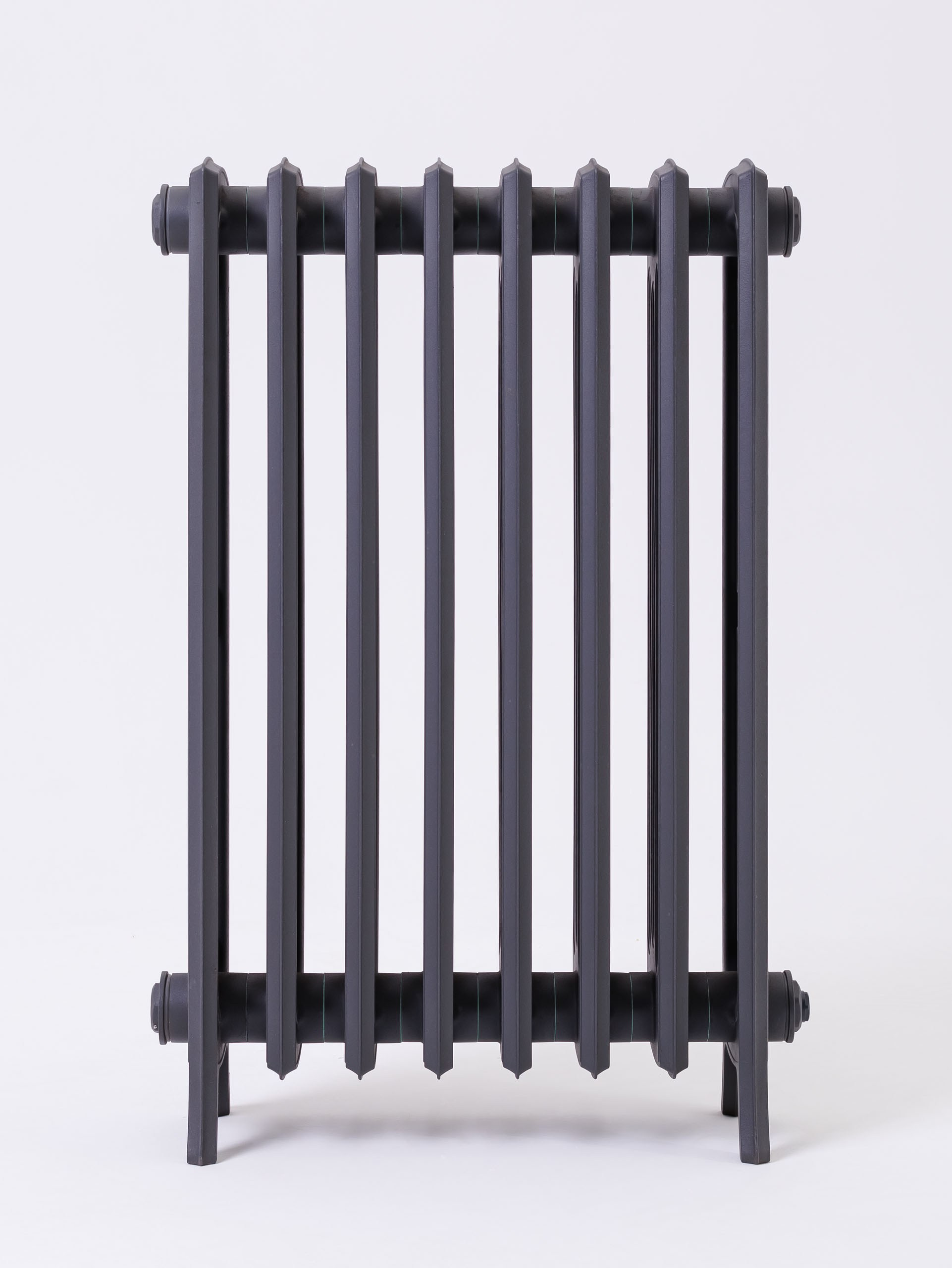 Предметные фотографии дизайнерских радиаторов отопления в стиле ретро