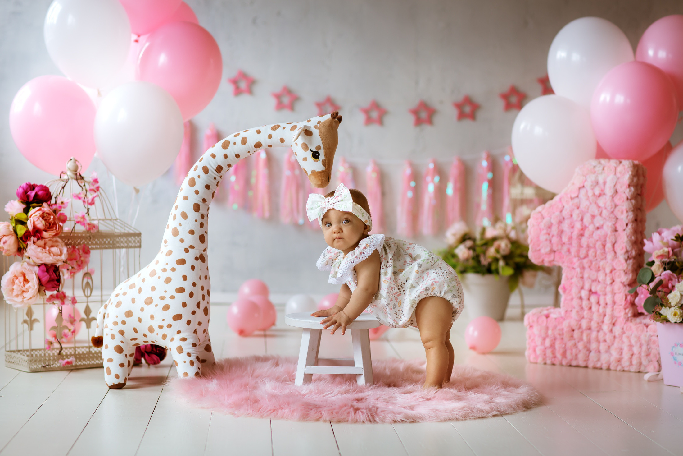 Фотозона для годика девочки. Фотостудия Леонардо Москва