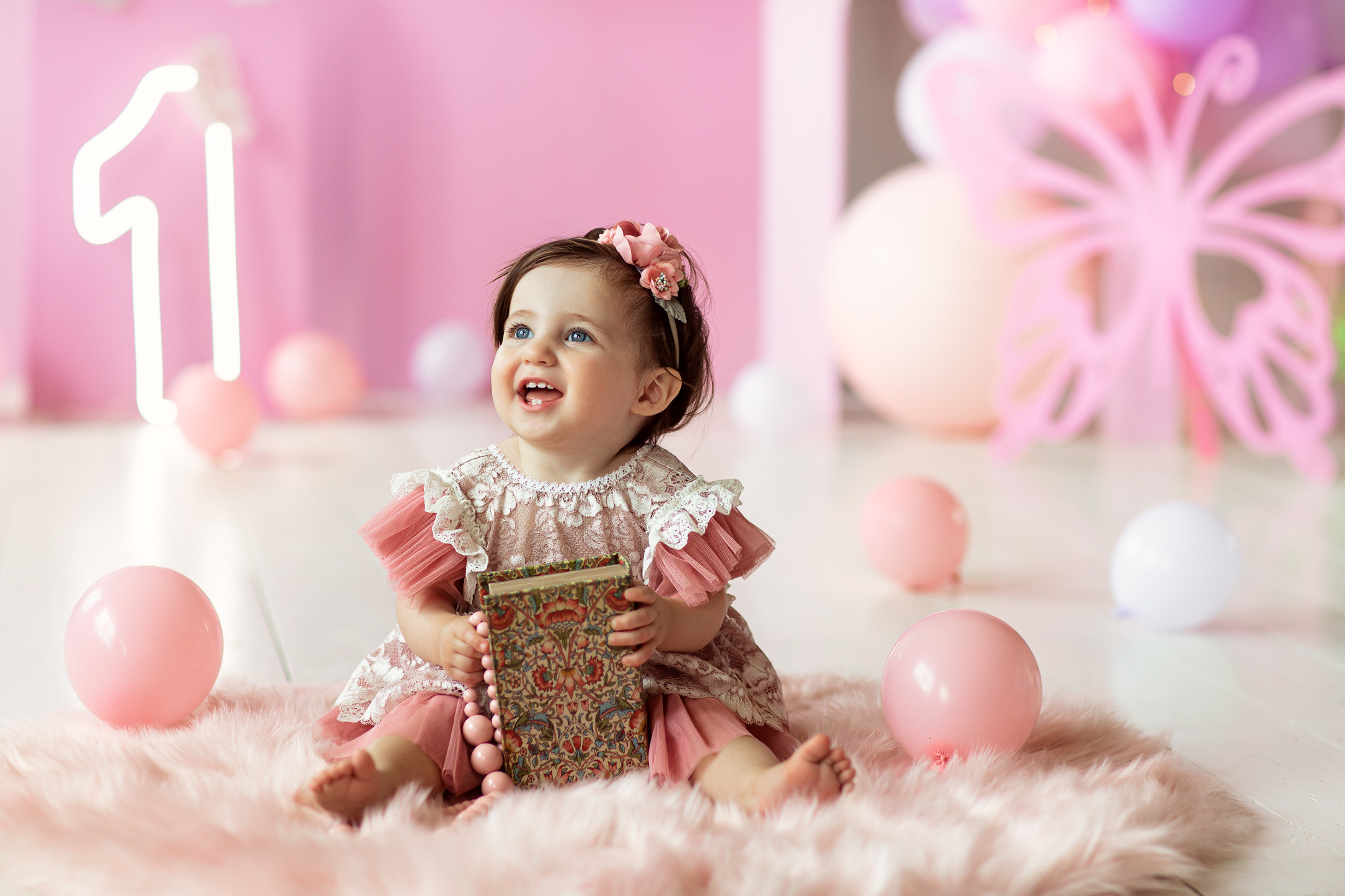Фотозона для девочки 1 год. Розовые оттенки с бабочками