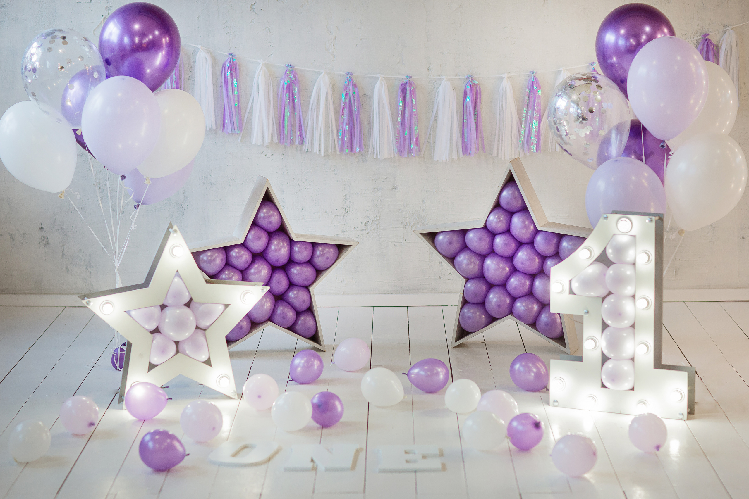 Фотозона на 1 годик девочке. Белый и фиолетовый