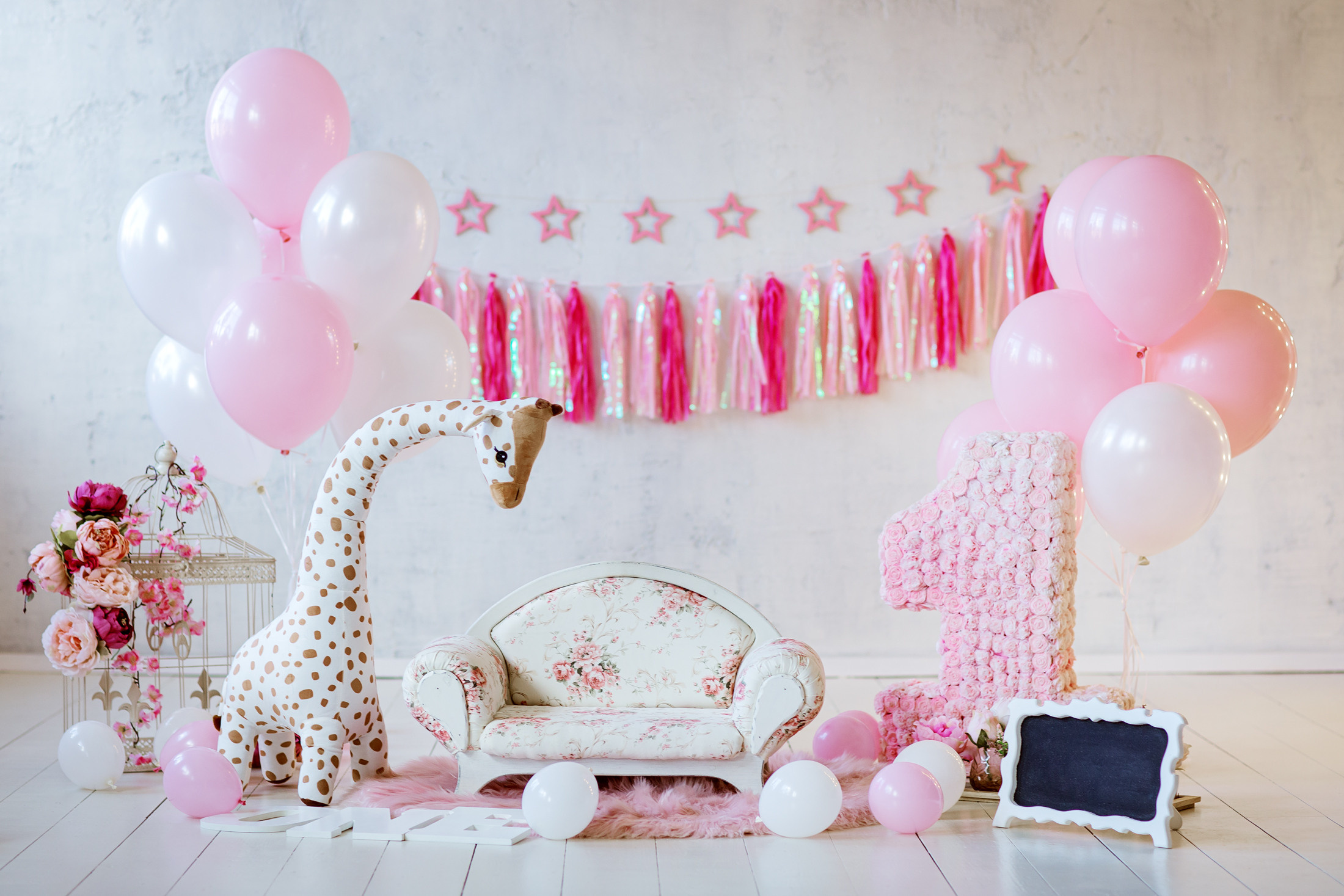 Фотозона на 1 годик для девочки. Идеи от фотостудии Леонардо