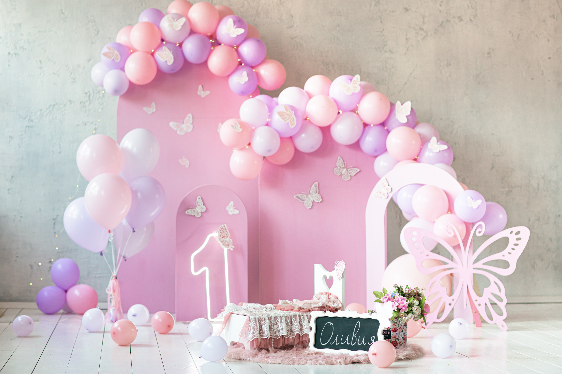 Фотозона на 1 год для девочки. Бабочки и розовое оформление