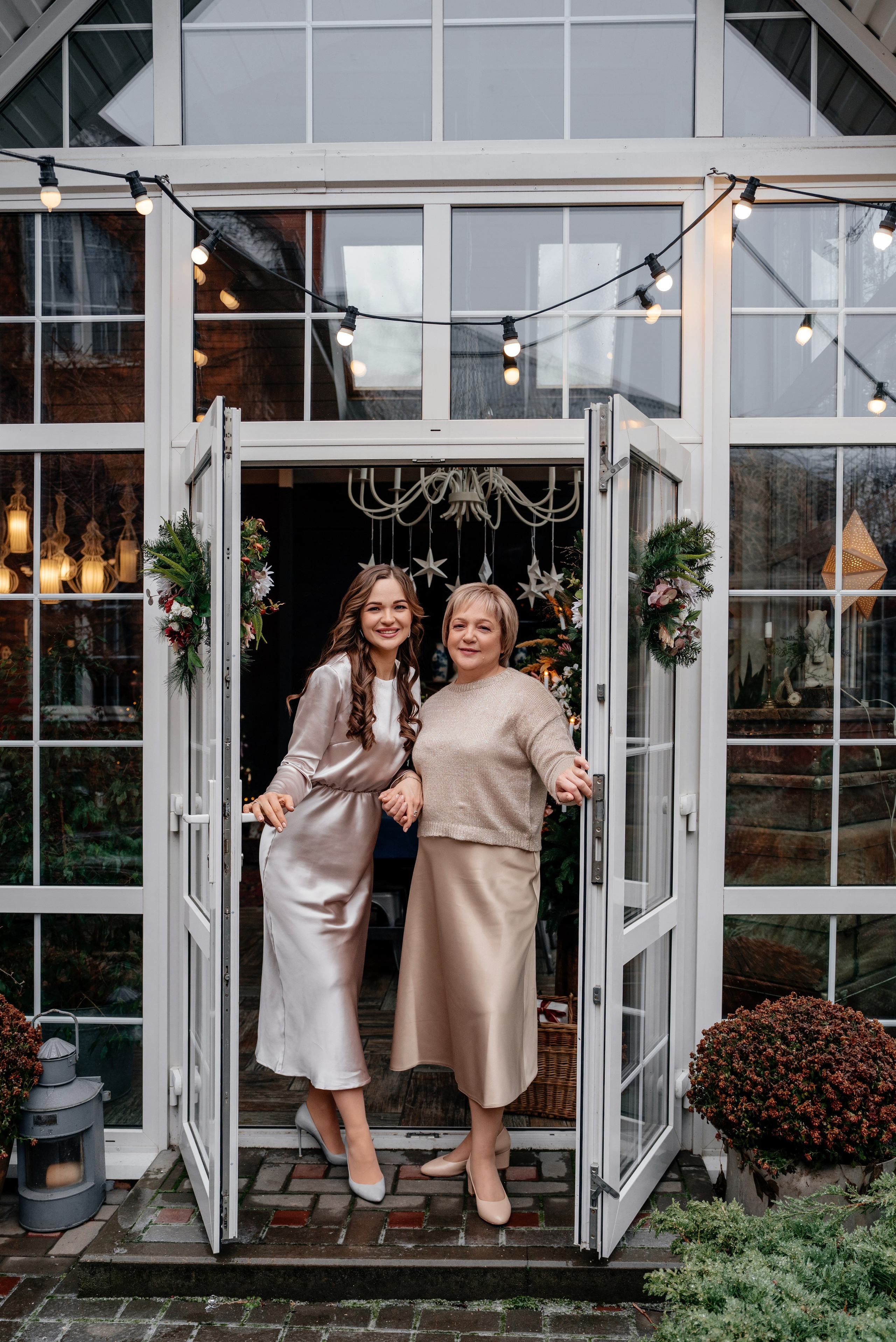 Зимняя съемка мамы и взрослой дочери. Дом Власенко. Свадебный и семейный фотограф Надежда Соловьева