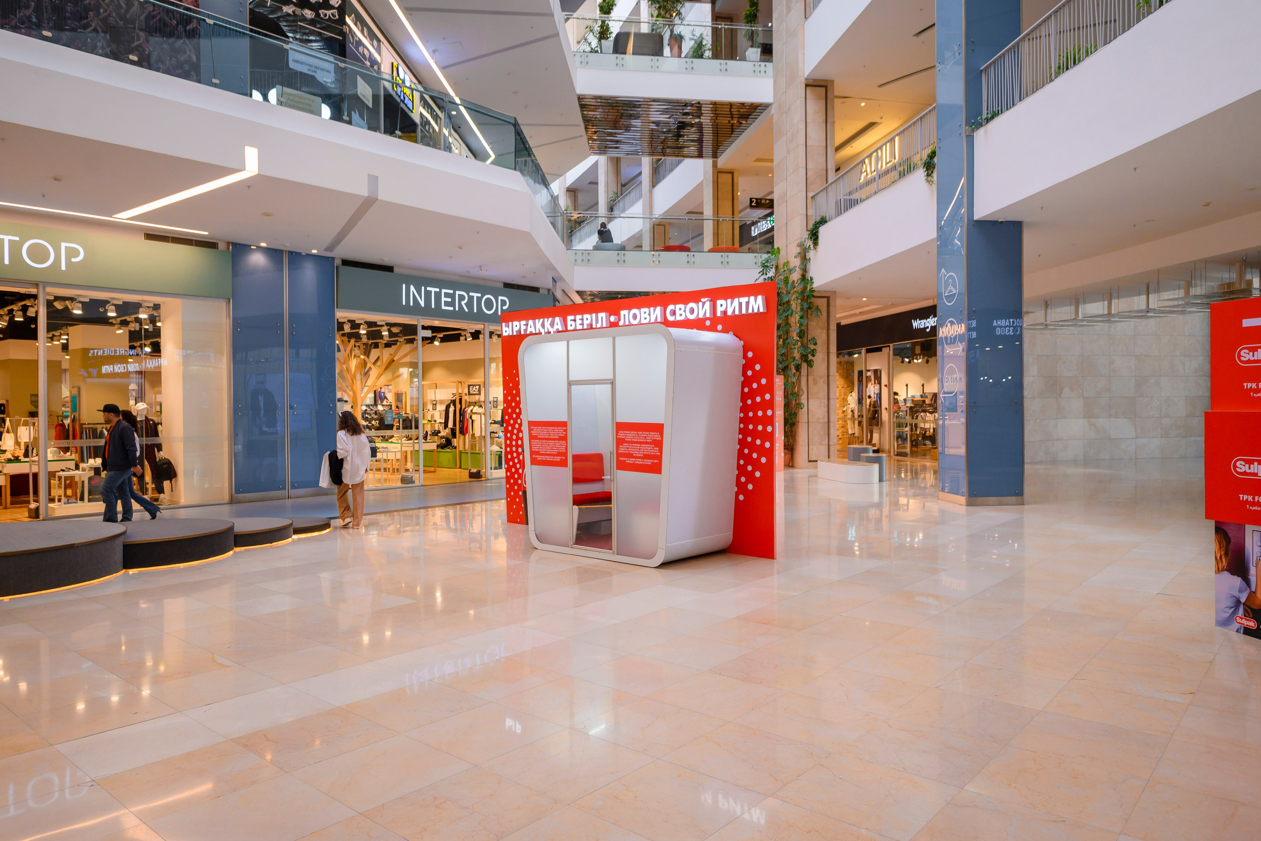 Инсталляция Coca-Cola в ТЦ Fоrum. Интерьерный и репортажный фотограф в Алматы
